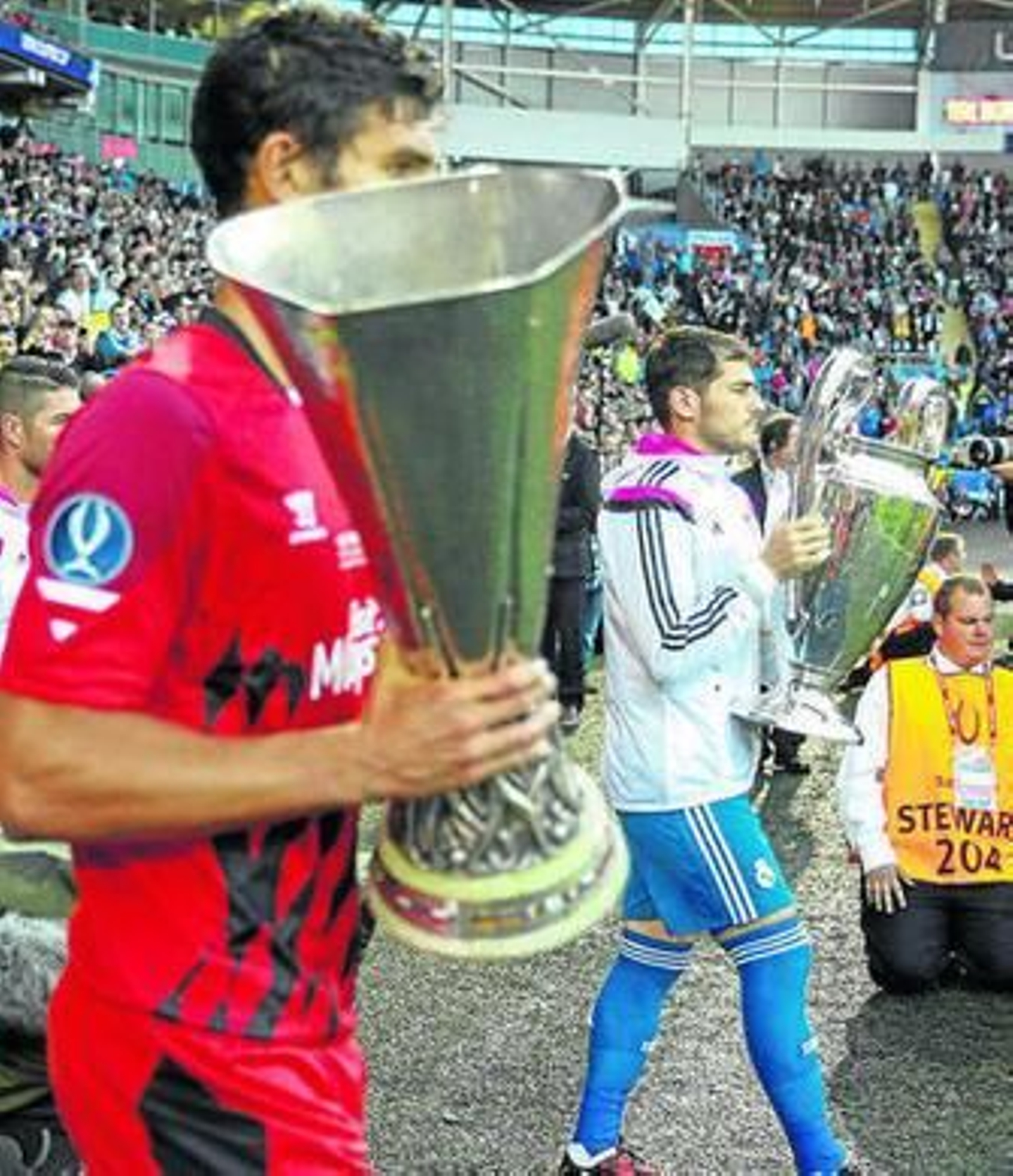 Fazio, con la UEFA Liga Europa ante Casillas, con la Champions.