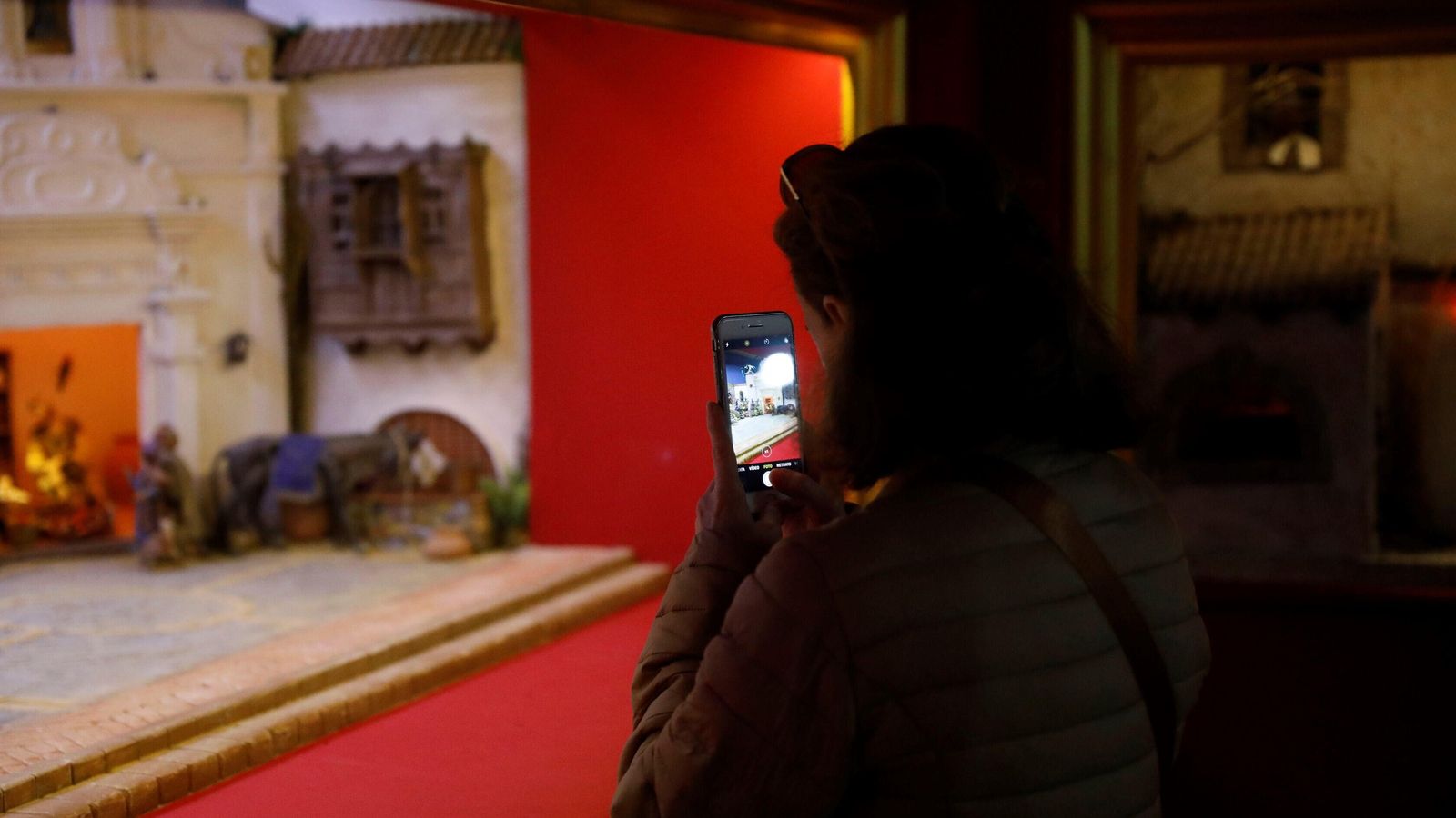 Una visitante fotografía el belén, este viernes por la mañana.