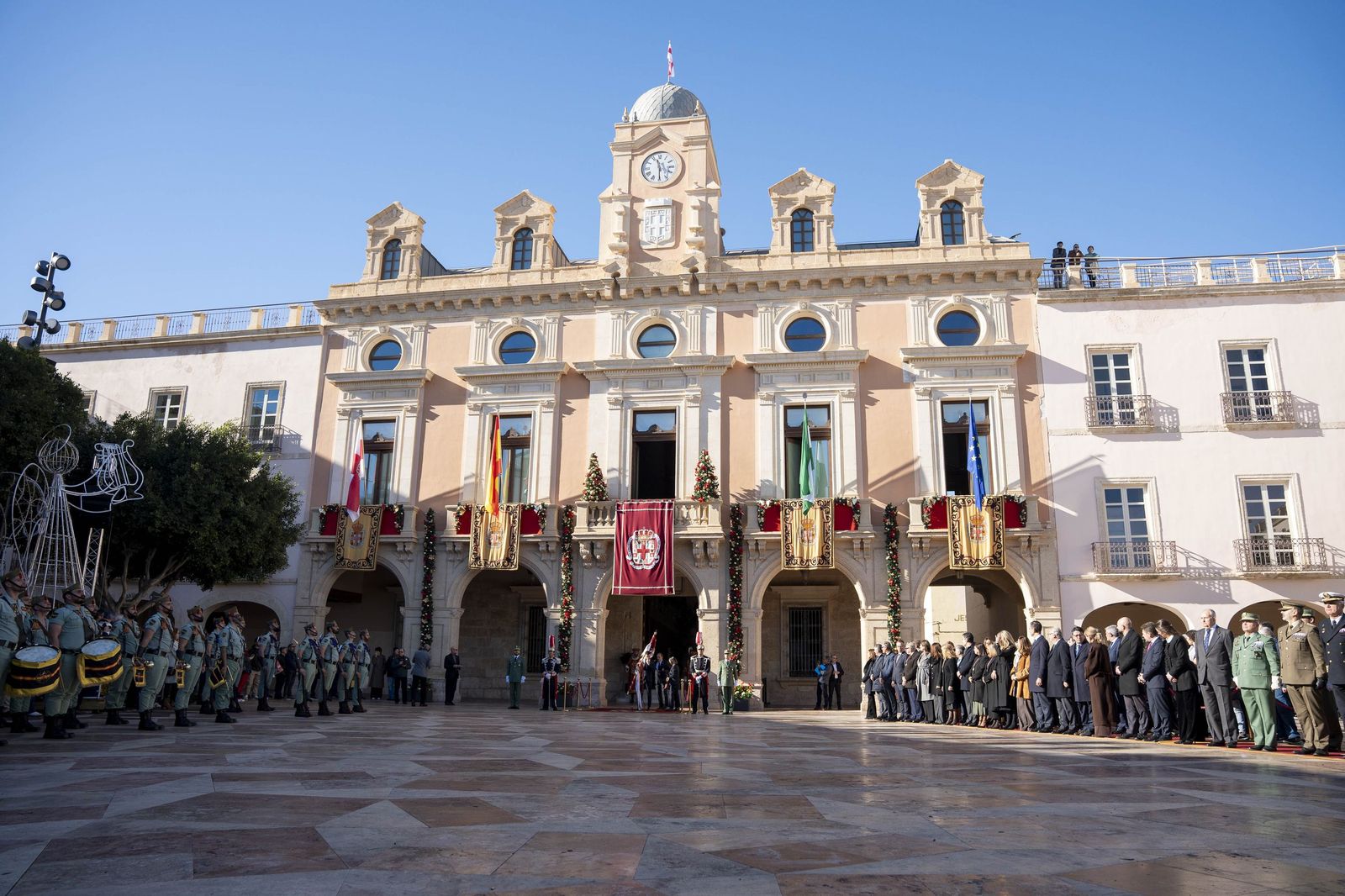 El Pendón vuelve a alzarse en Almería: memoria y ciudad bajo la luz de diciembre