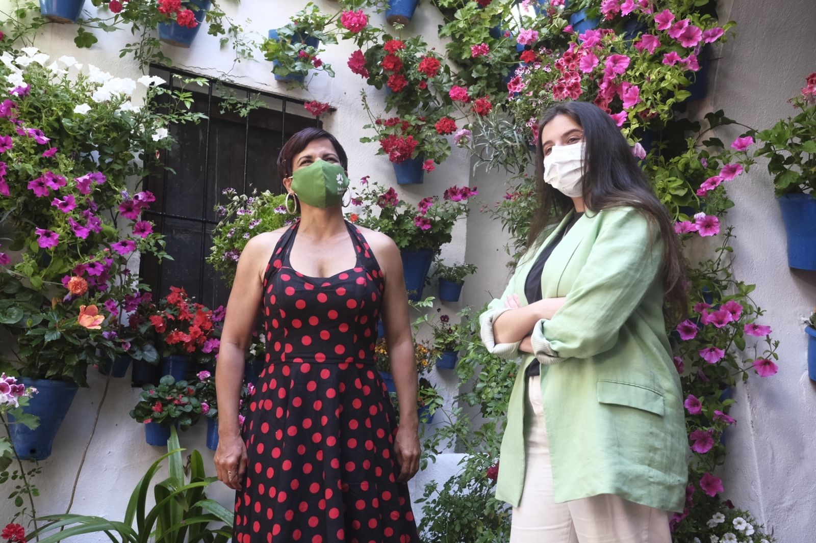 Teresa Rodríguez y Marta Sánchez en el patio de la calle Tinte, 9.