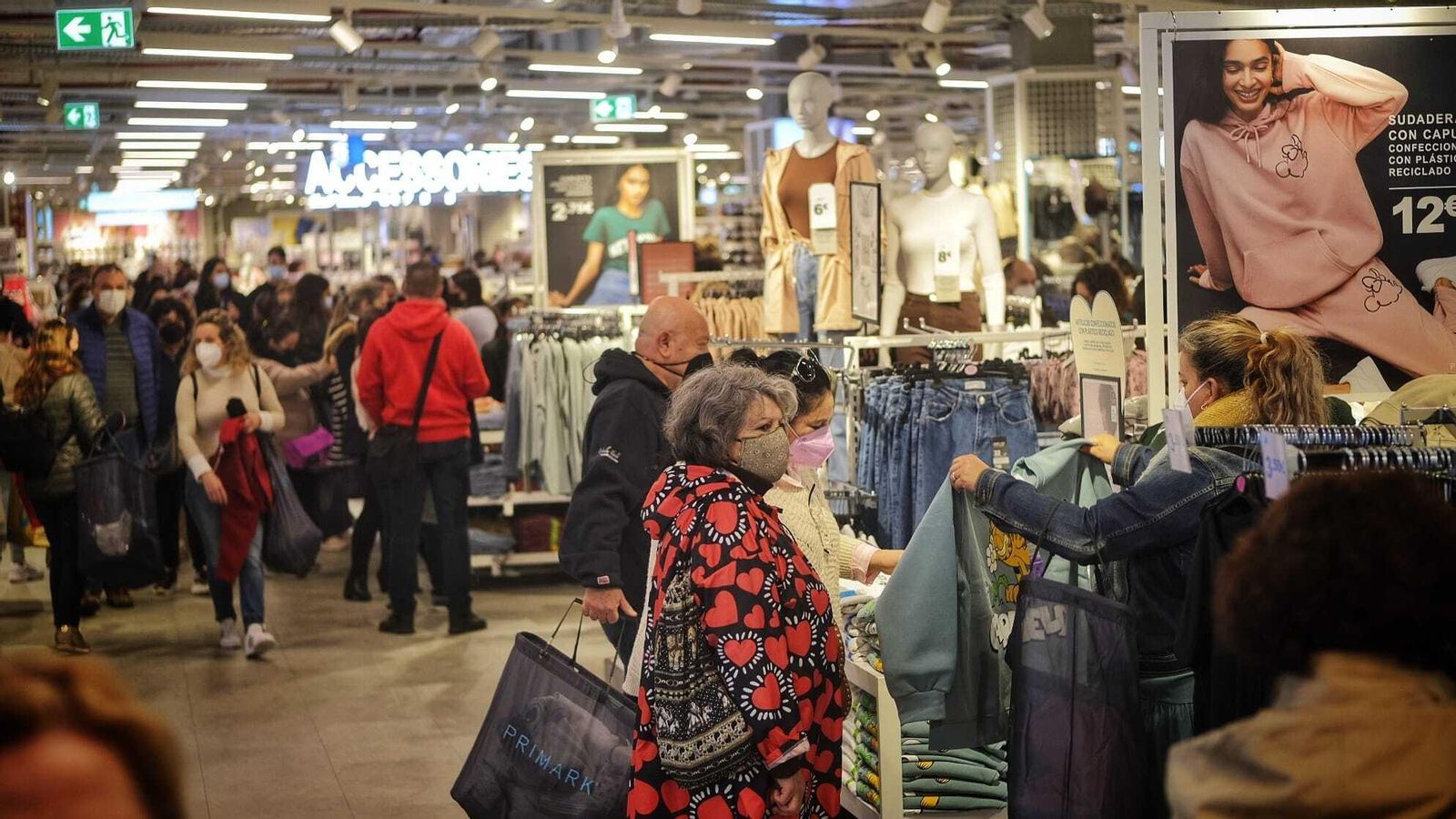 Primeros clientes en la tienda de Primark de San Fernando. Primeros clientes en la tienda de Primark de San Fernando.