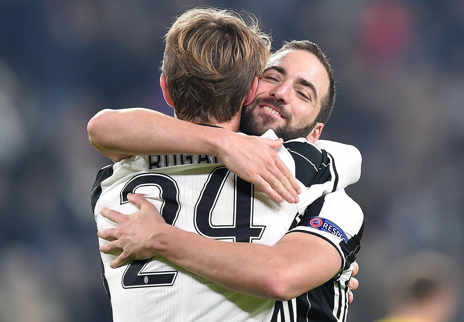 Higuaín celebra su tanto con Rugani.