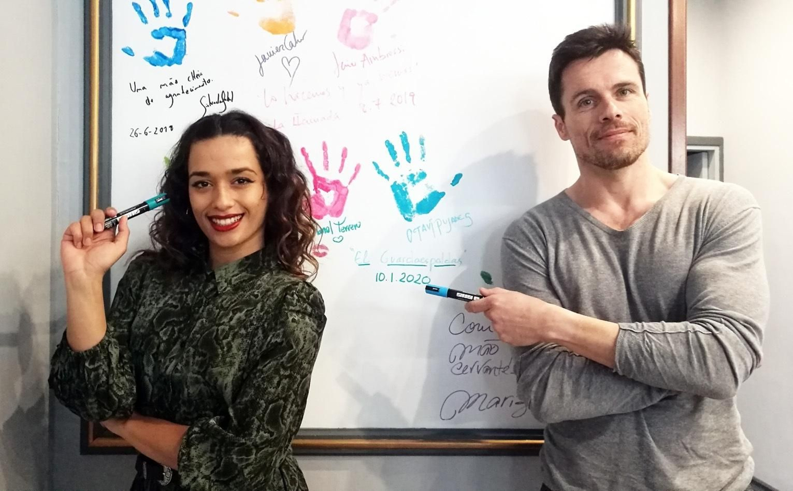 Chanel Terrero y Octavi Pujades, este viernes, tras estampar sus huellas en el Teatro Cervantes.