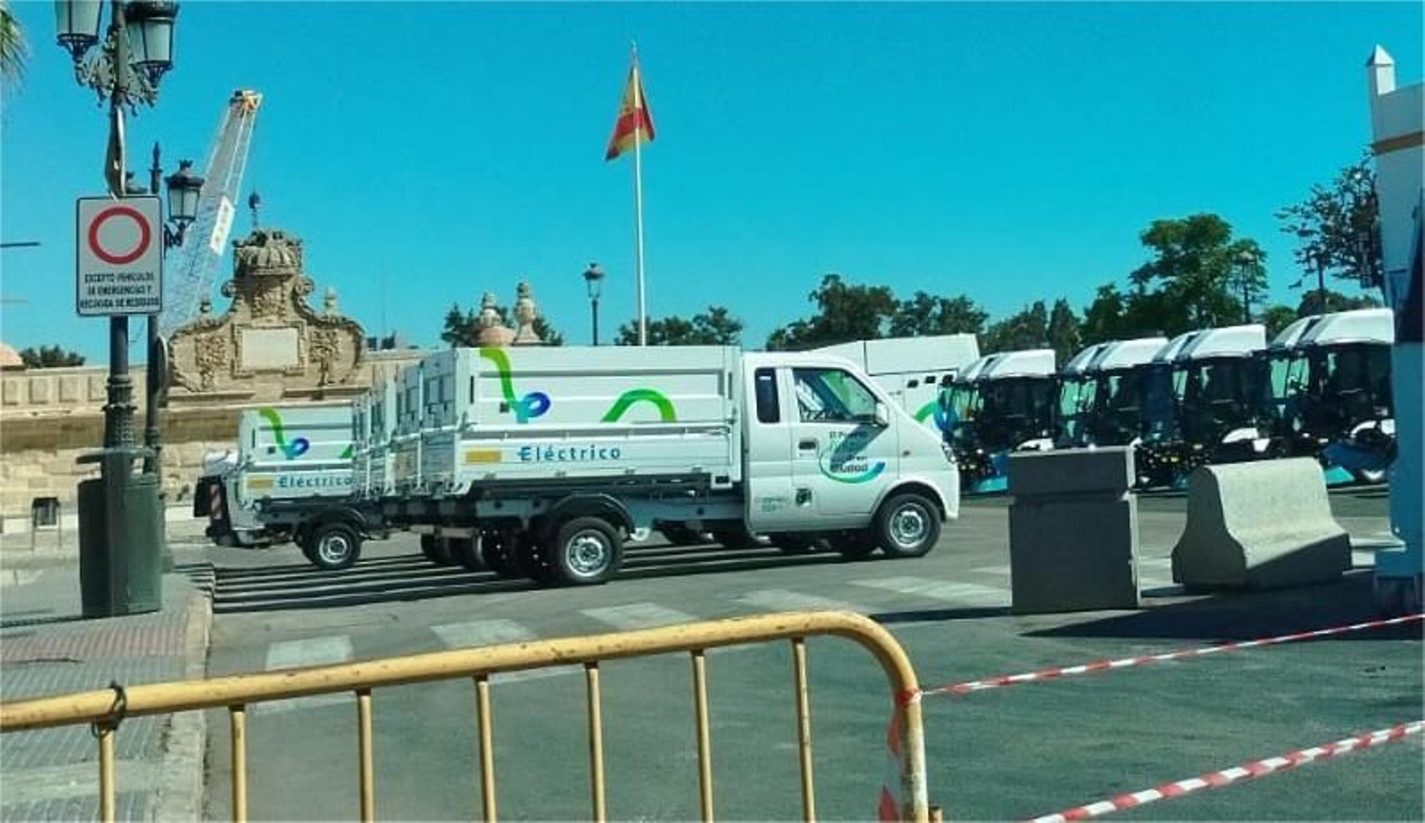 Parte de la nueva flota de la limpieza, preparada para su presentación este jueves.