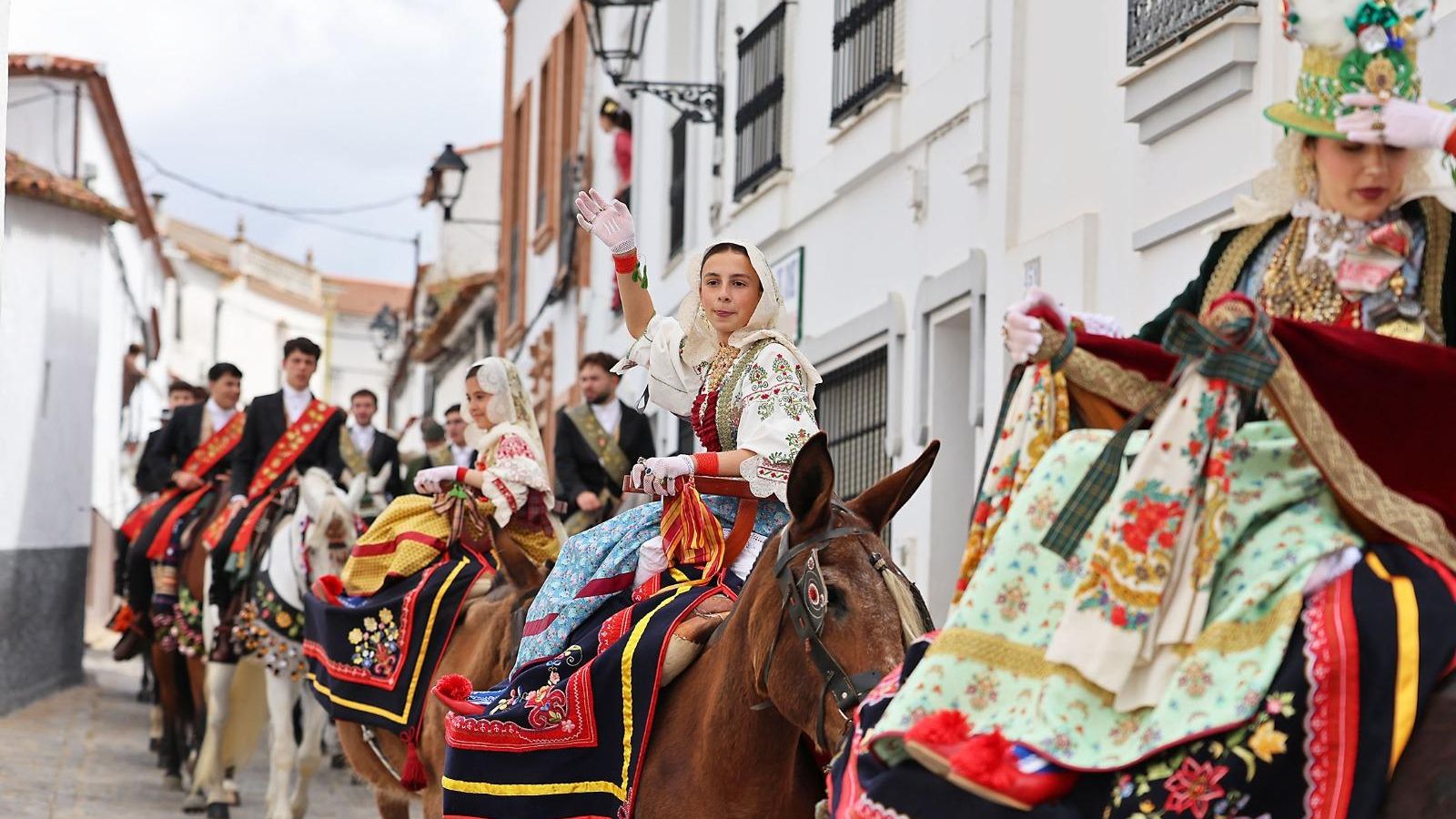 Comitiva avanzando por el pueblo.
