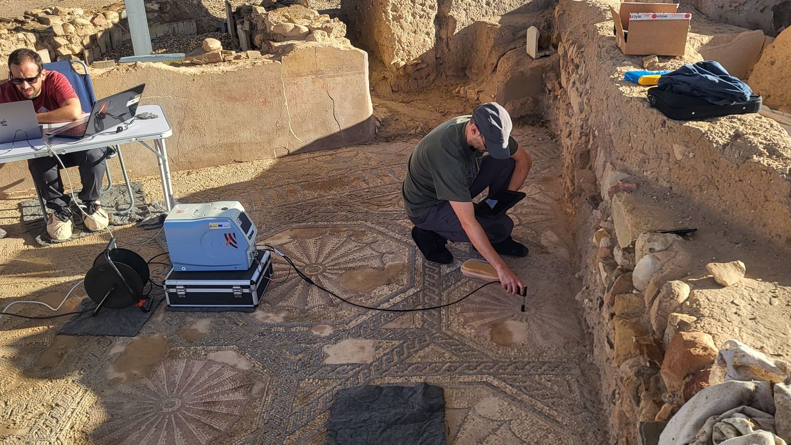 Análisis mineralógico mediante espectrometría Raman en el mosaico de los Octógonos de Cástulo.