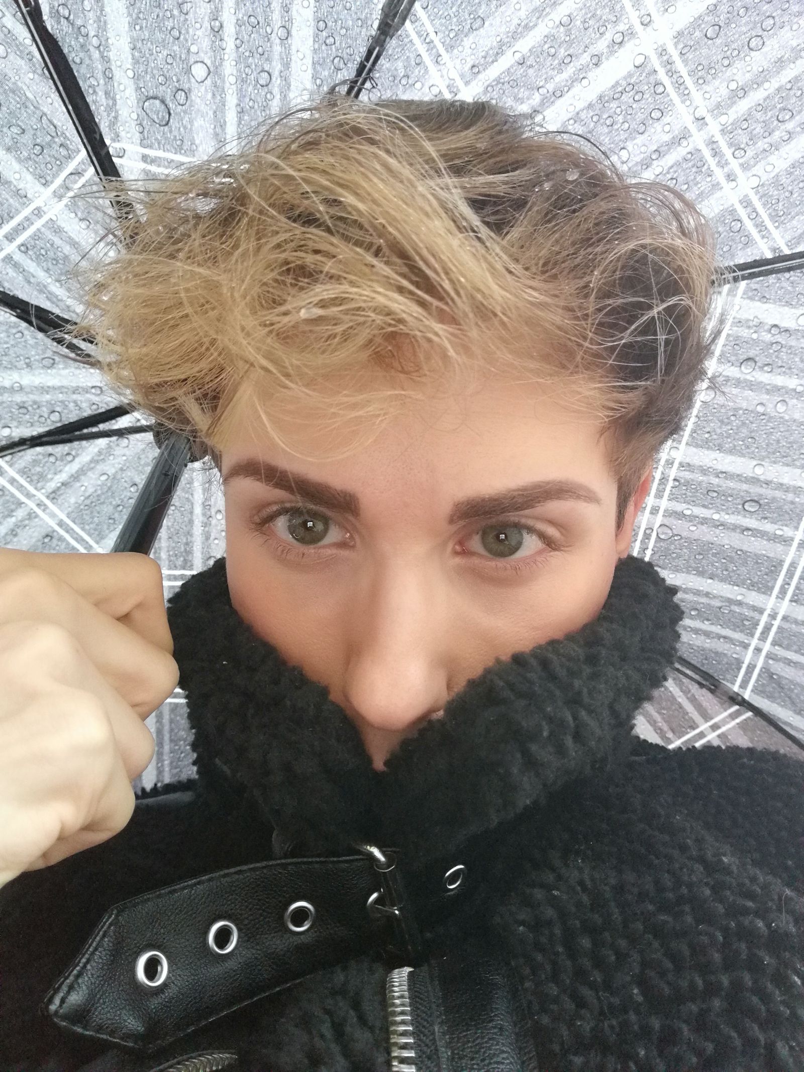 Iván Palomares refugiado bajo su paraguas.