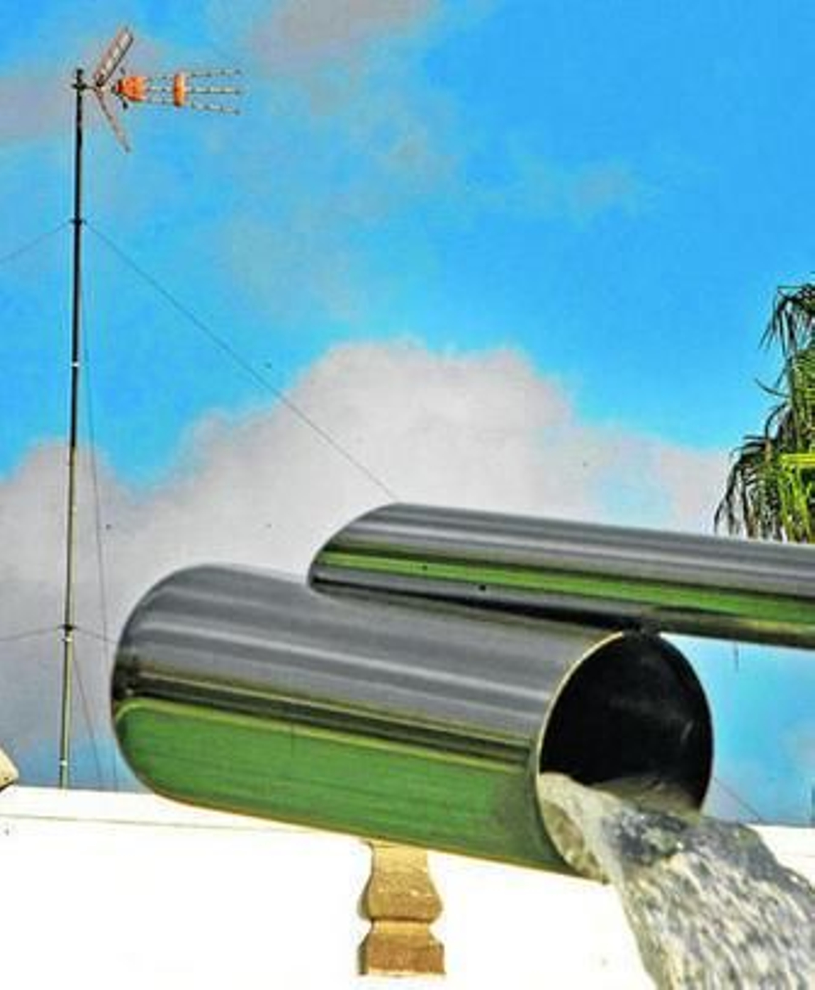 Imagen captada ayer de un edificio con antena de televisión en las inmediaciones de El Mamelón.