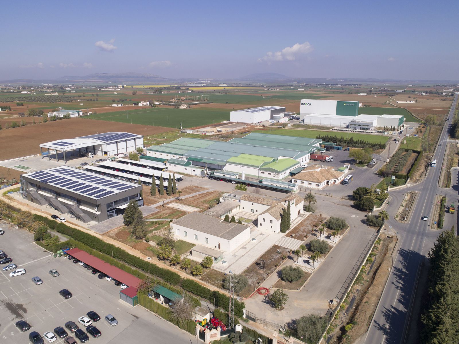 “Instalaciones de la EAP Dcoop en Antequera, donde se observa la nueva bodega de aceite, industria láctea y laboratorio, proyectos impulsados por las ayudas a cooperativas prioritarias”.