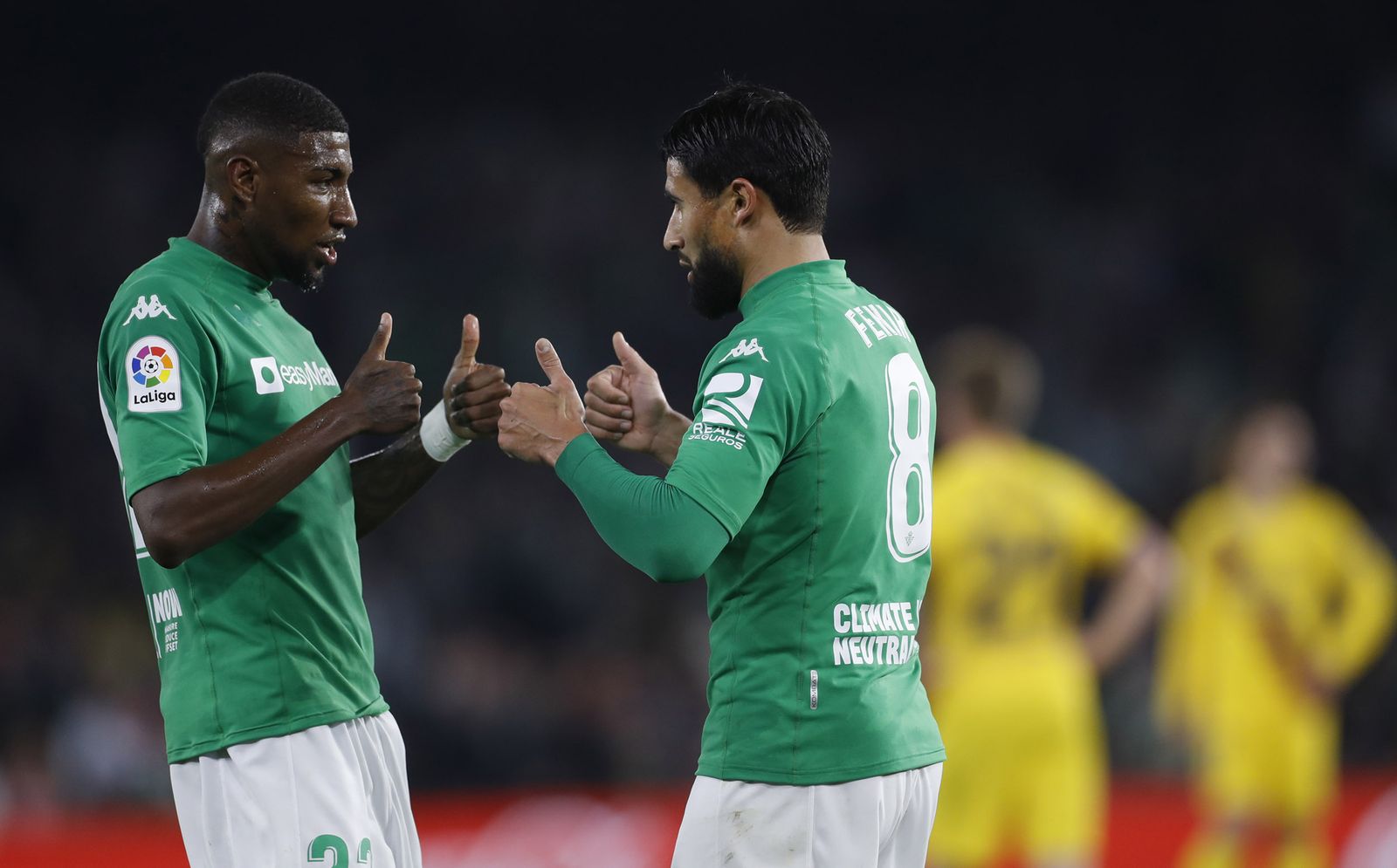 Emerson celebra junto a Fekir el gol del francés.