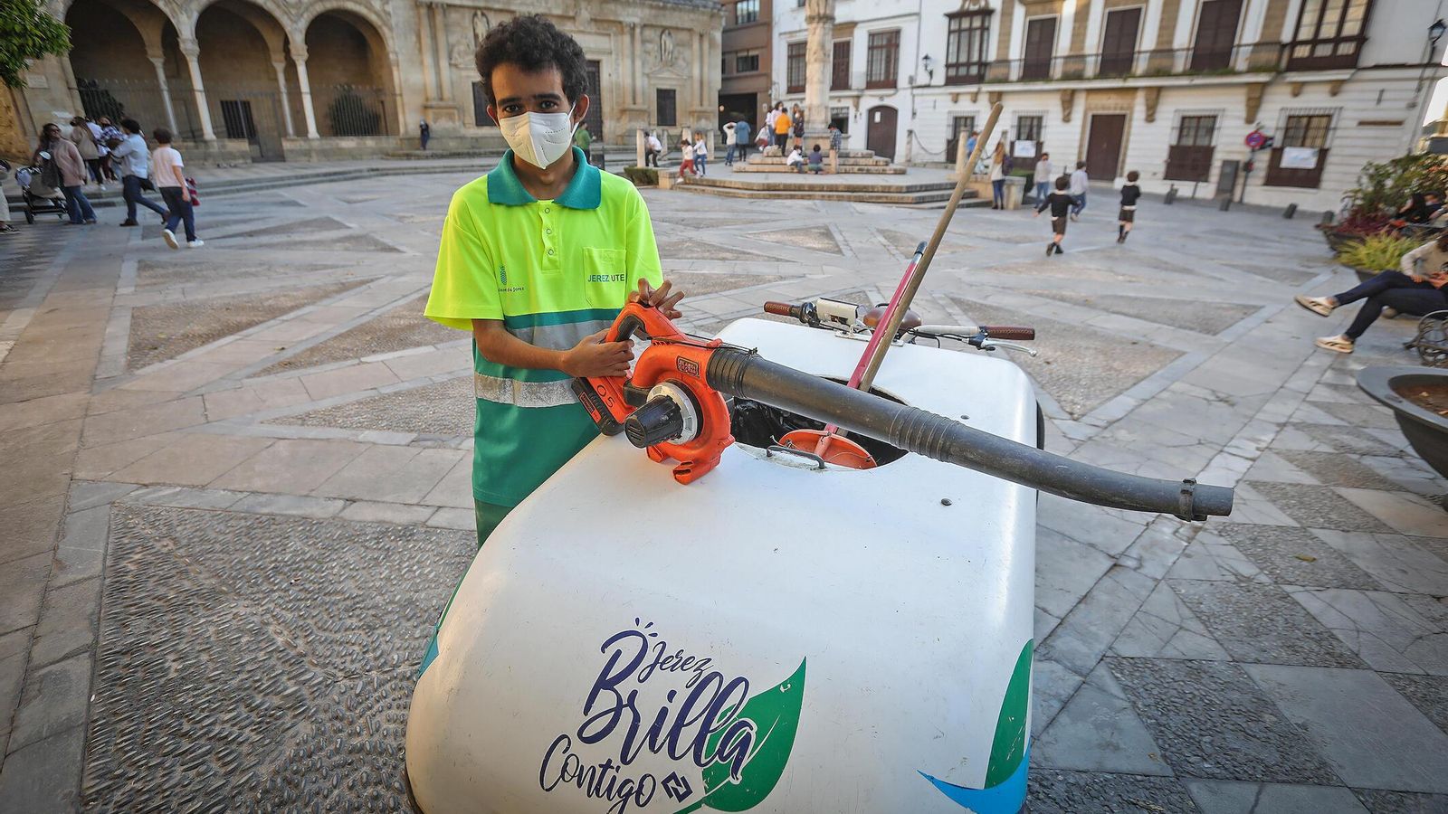 Hamma, con su inseparable carrito de la limpieza a pedales.