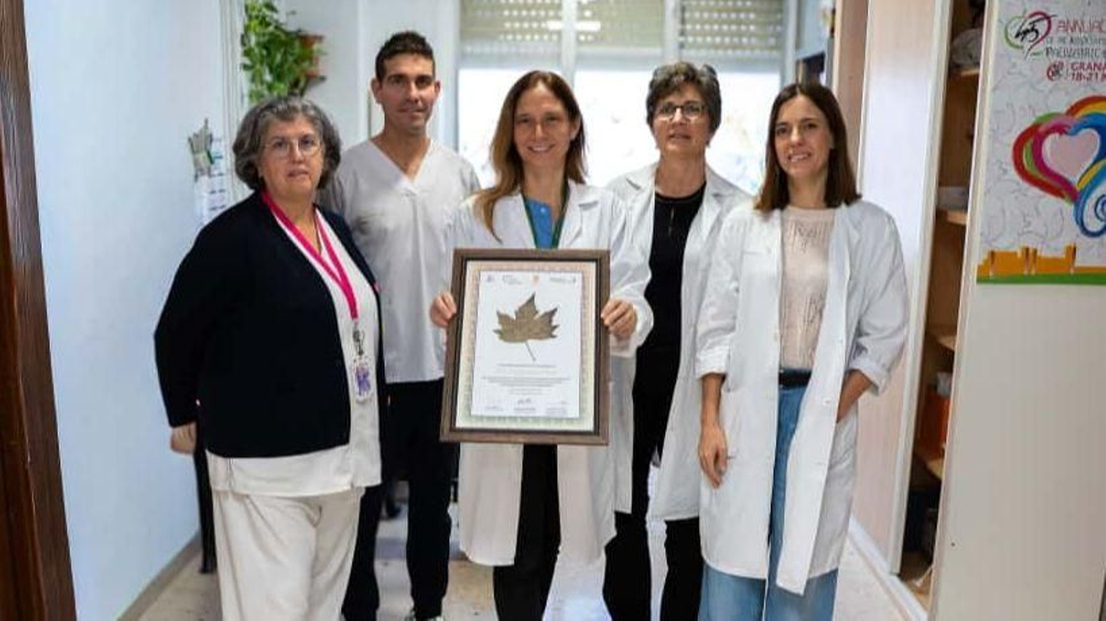 Francesca Perin muestra el premio junto a su equipo