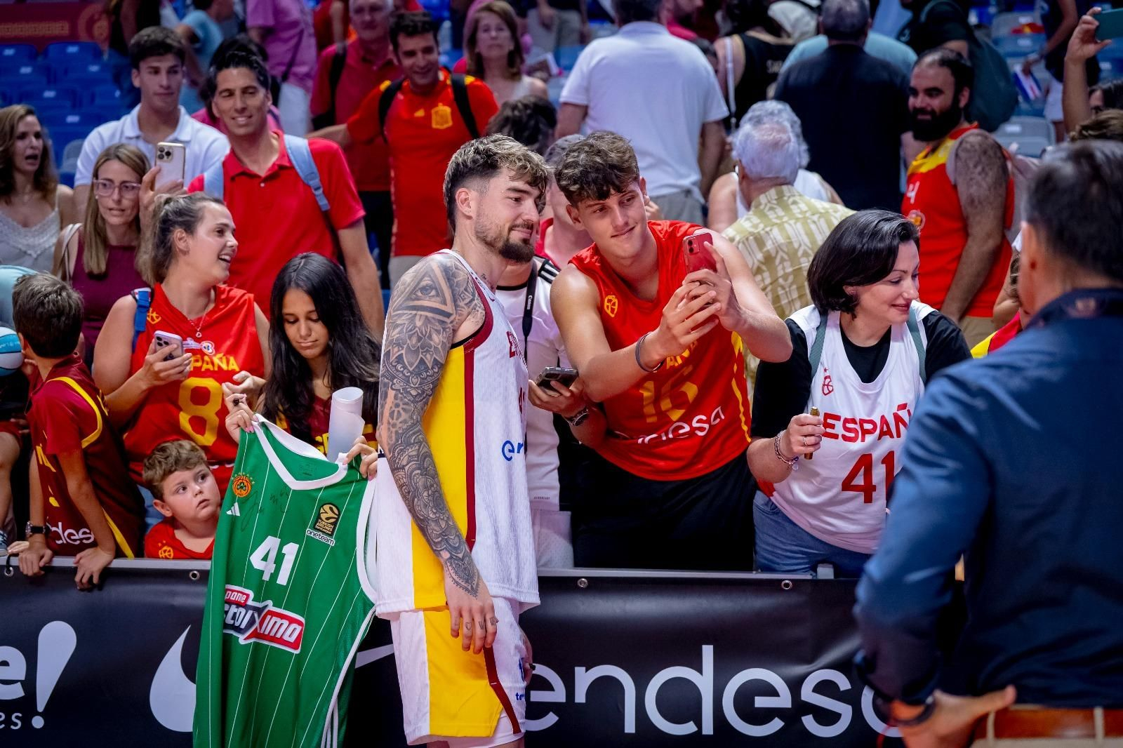 Búscate en el Carpena en el España-Portugal, con algunos VIP