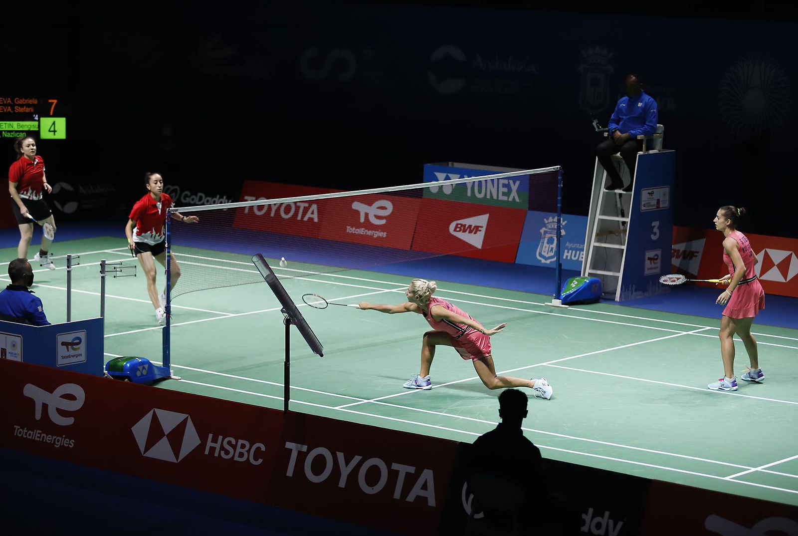 Las búlgaras Stoeva pasaron de ronda tras eliminar a las turcas Inci y Ercetin.