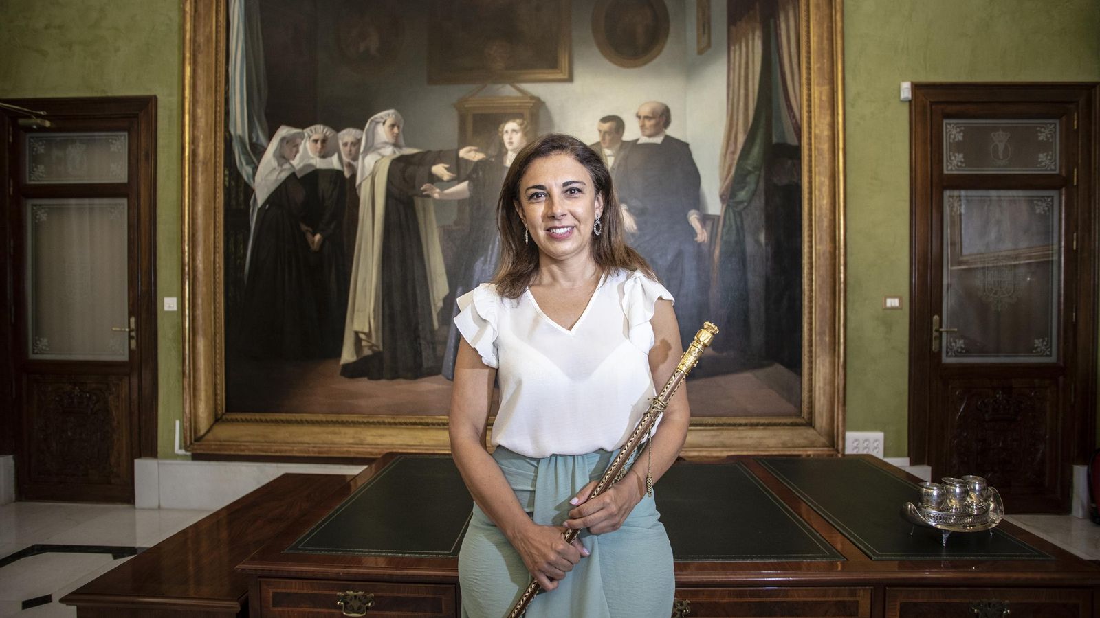 Raquel Ruz posa en la sala de Mariana Pineda del Ayuntamiento.