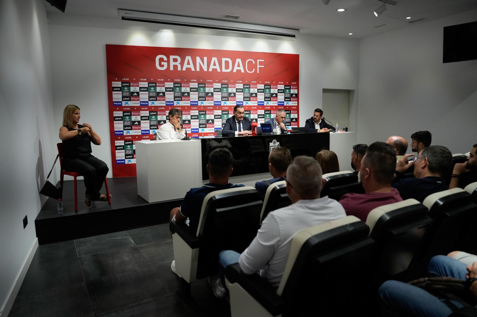 Reunión con las peñas en la sala de prensa