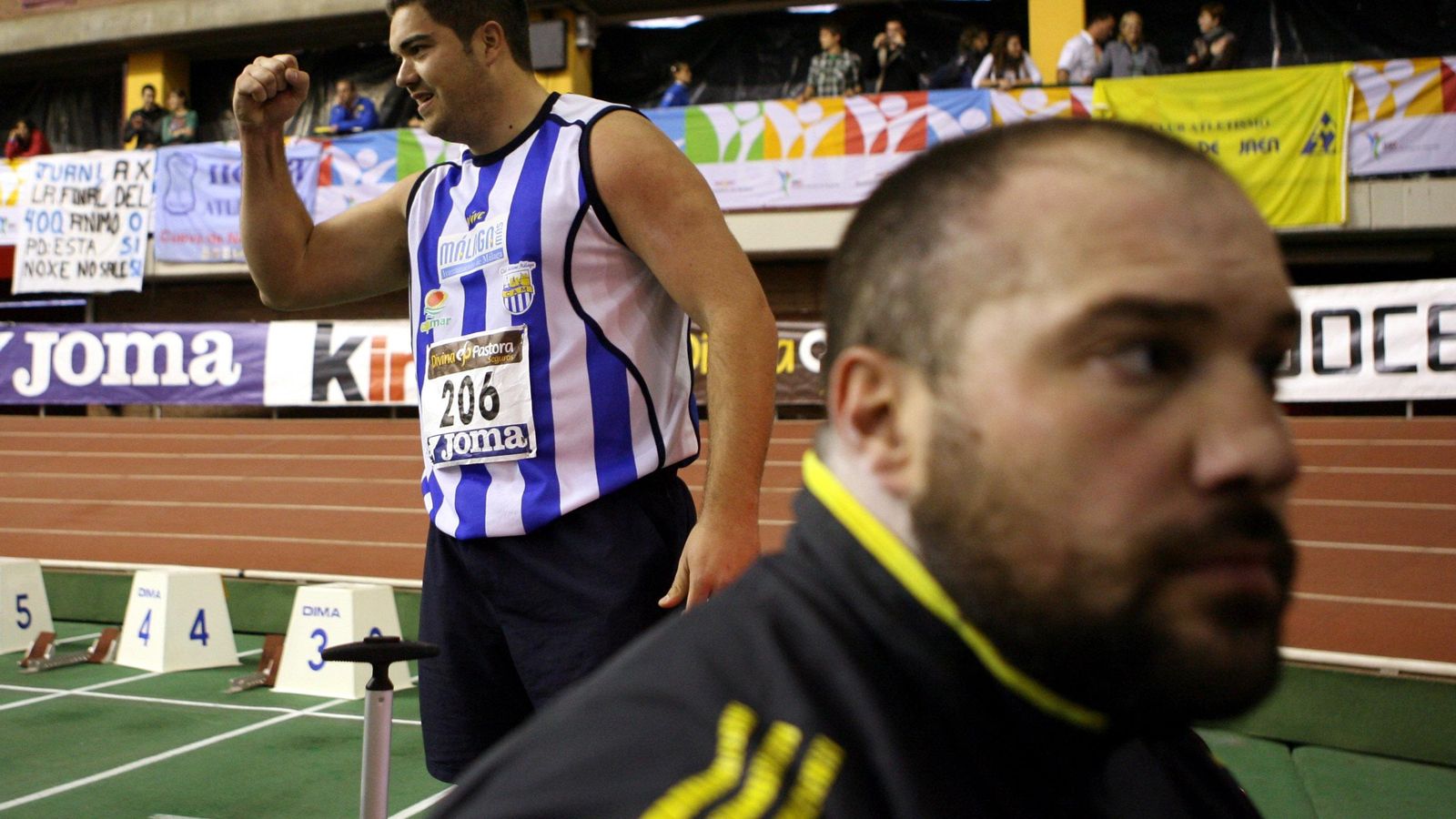 Borja Vivas celebra en Sevilla, con Manolo Martínez en primer plano.