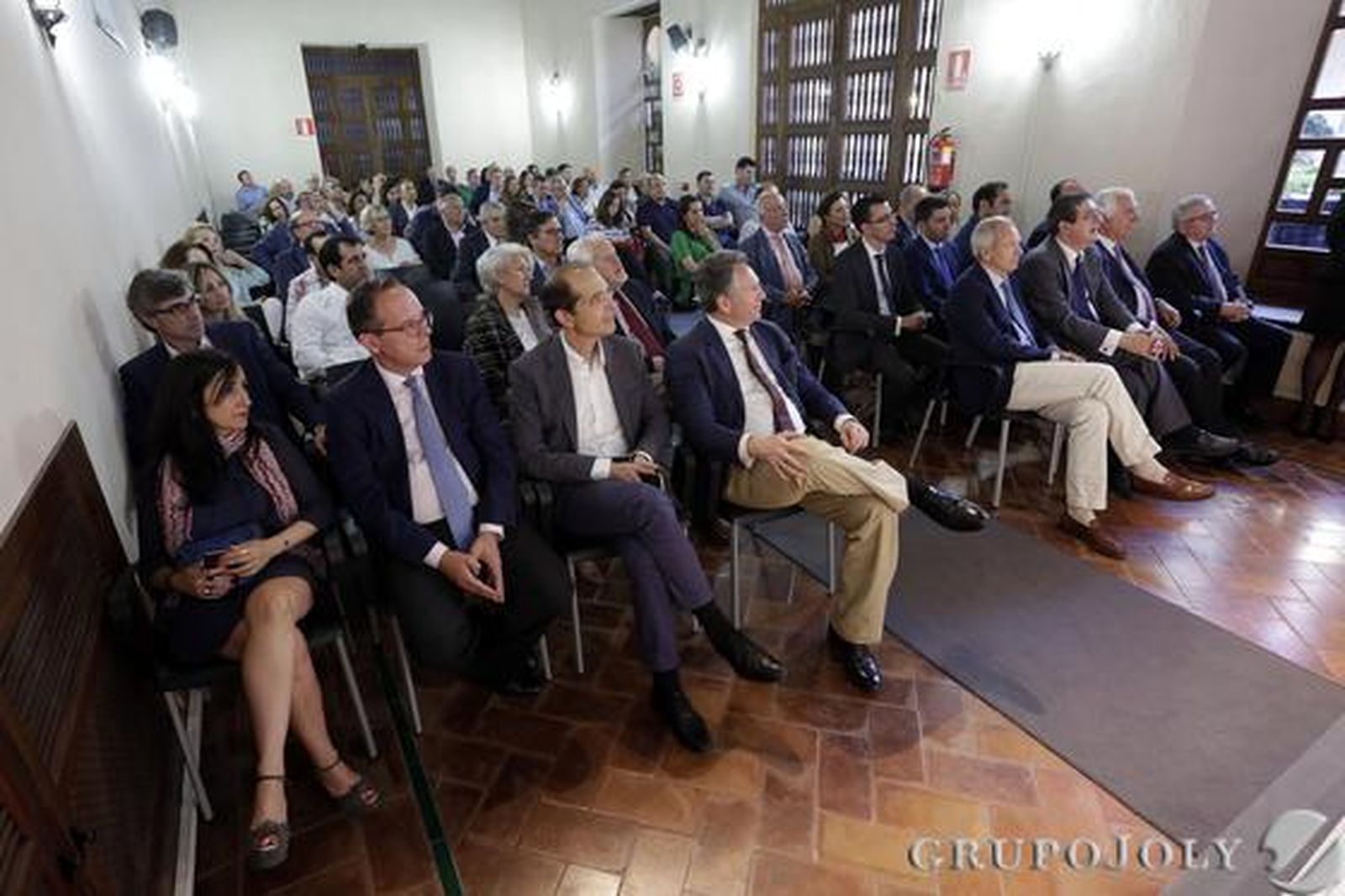 Imagen del público asistente a la conferencia celebrada en el Palacio de los Marqueses de La Algaba. / Fotos: Juan Carlos Muñoz y Victoria Hidalgo