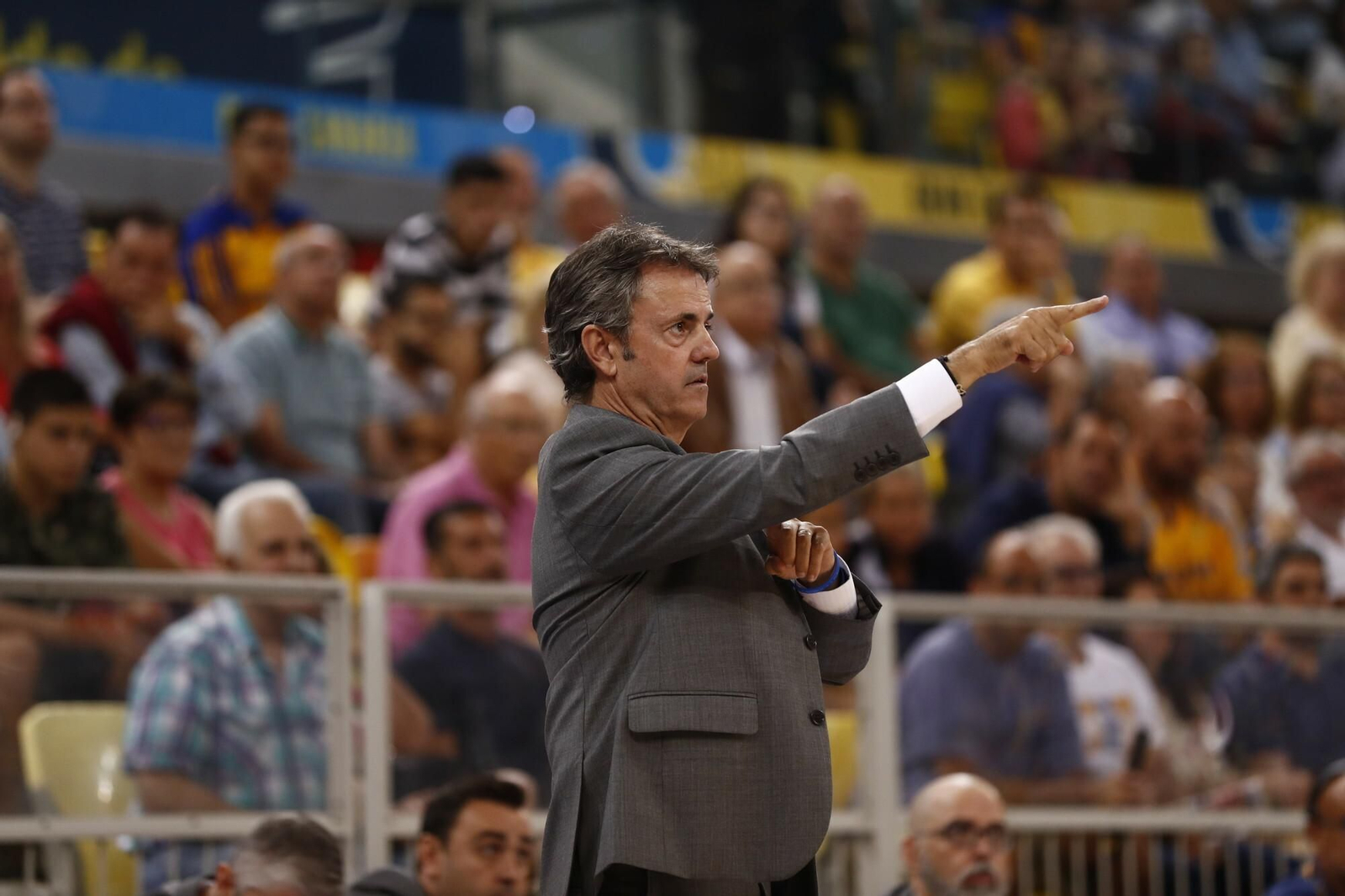 Porfirio Fisac da instrucciones durante un partido reciente.