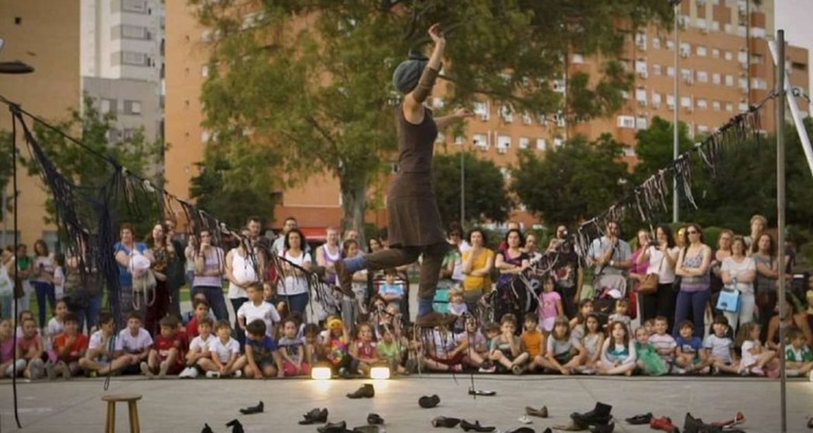 Una de las artistas que trabaja en la Compañía Milagros haciendo un espectáculo circense