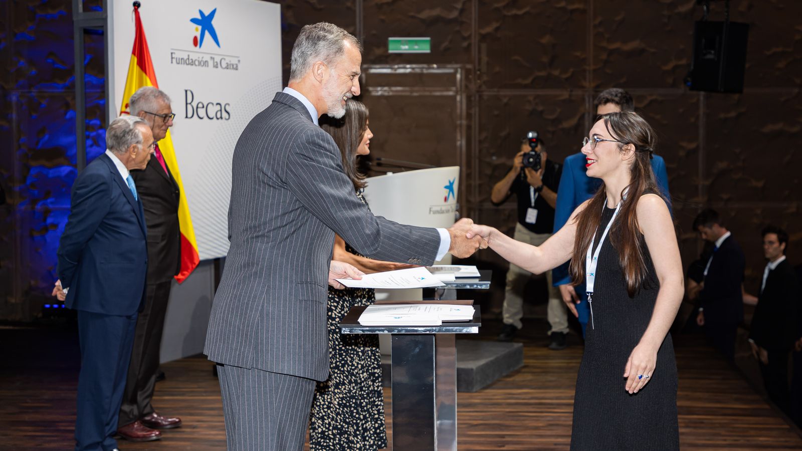 Isabel Carmona Quiles recibe la beca de posgrado en el extranjero de la Fundación la Caixa de manos de Sus Majestades los Reyes e Isidro Fainé.