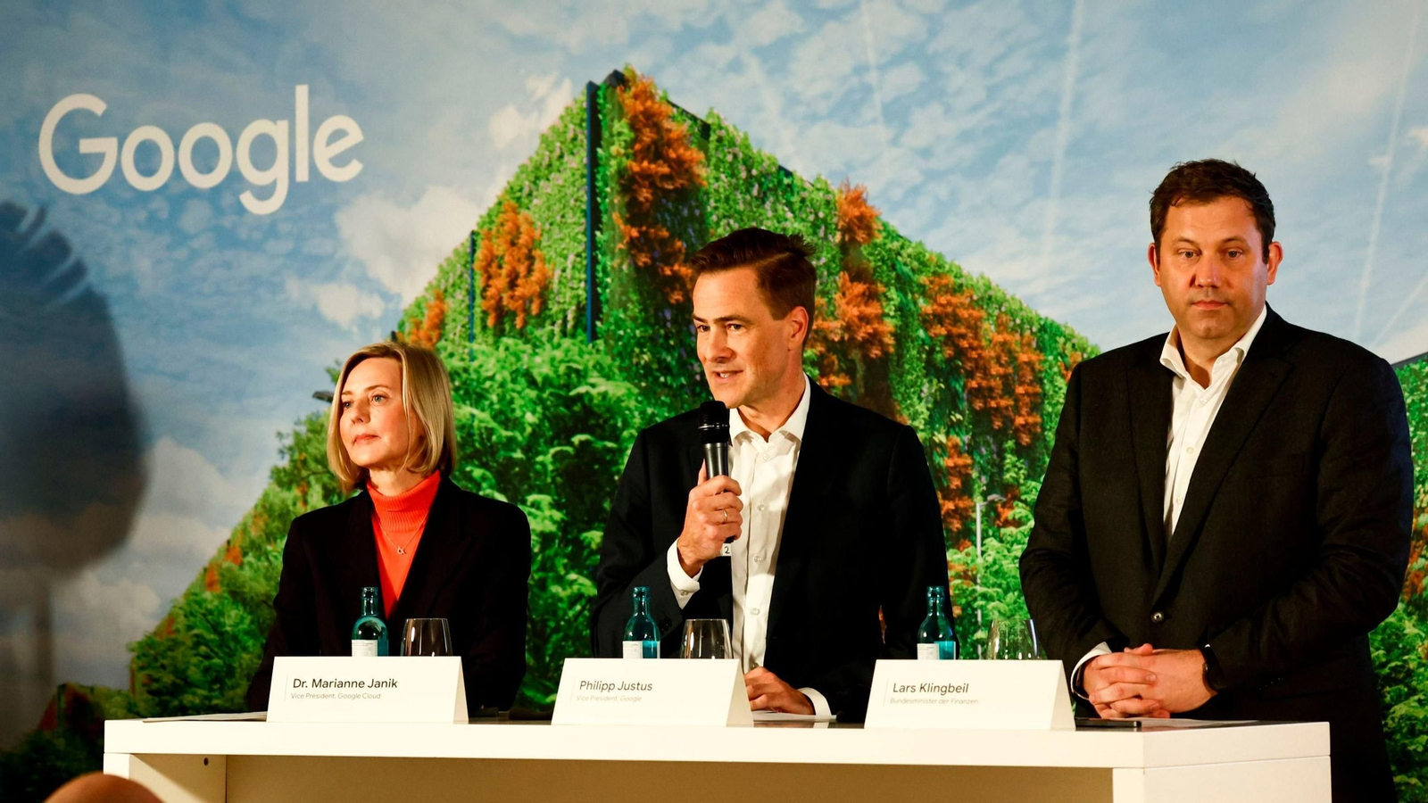 Marianne Janik, vicepresidenta de Google Cloud para Europa del Norte; Philipp Justus, director general de Google Alemania y vicepresidente para Europa Central; y el ministro de Finanzas alemán, Lars Klingbeil.