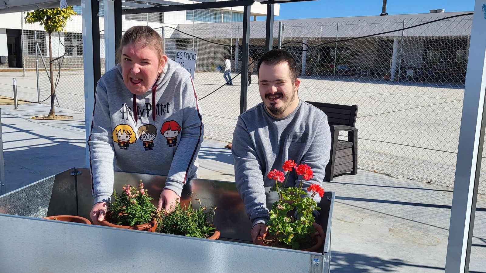 Maite y David durante la realización de actividades de jardinería.