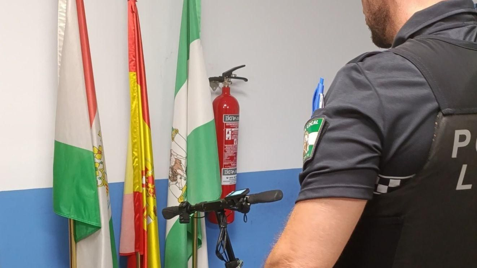 Un agente con el patinete intervenido