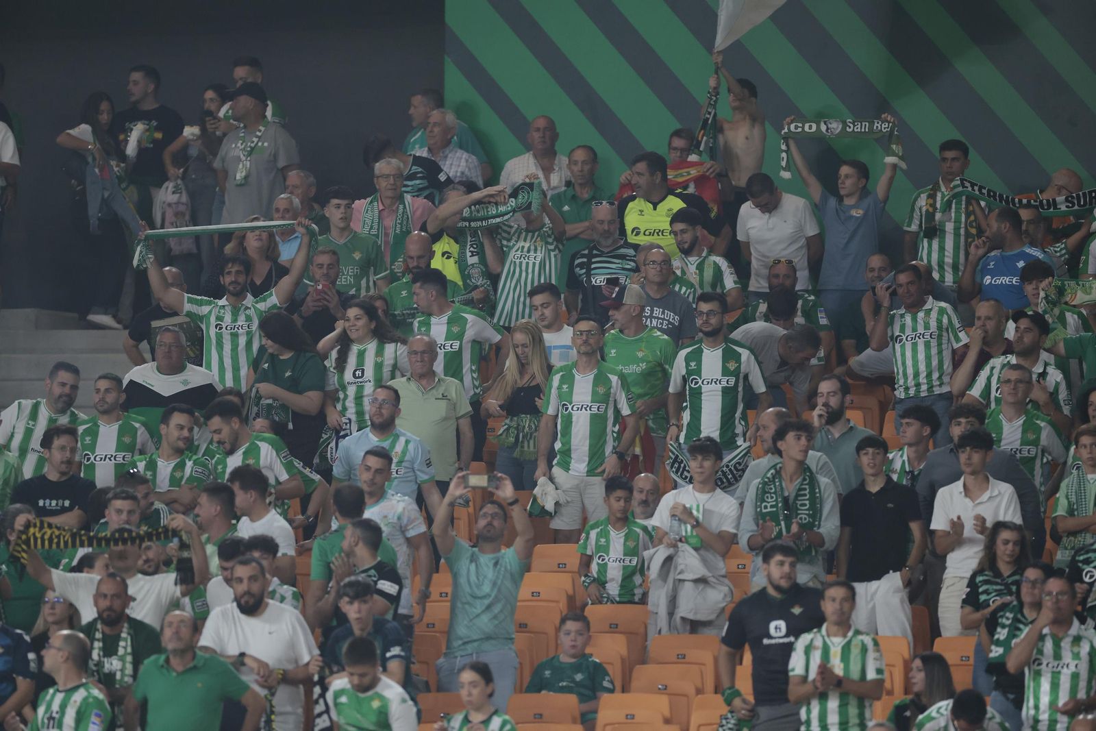 Búscate en las fotos del Betis - Nottingham Forest