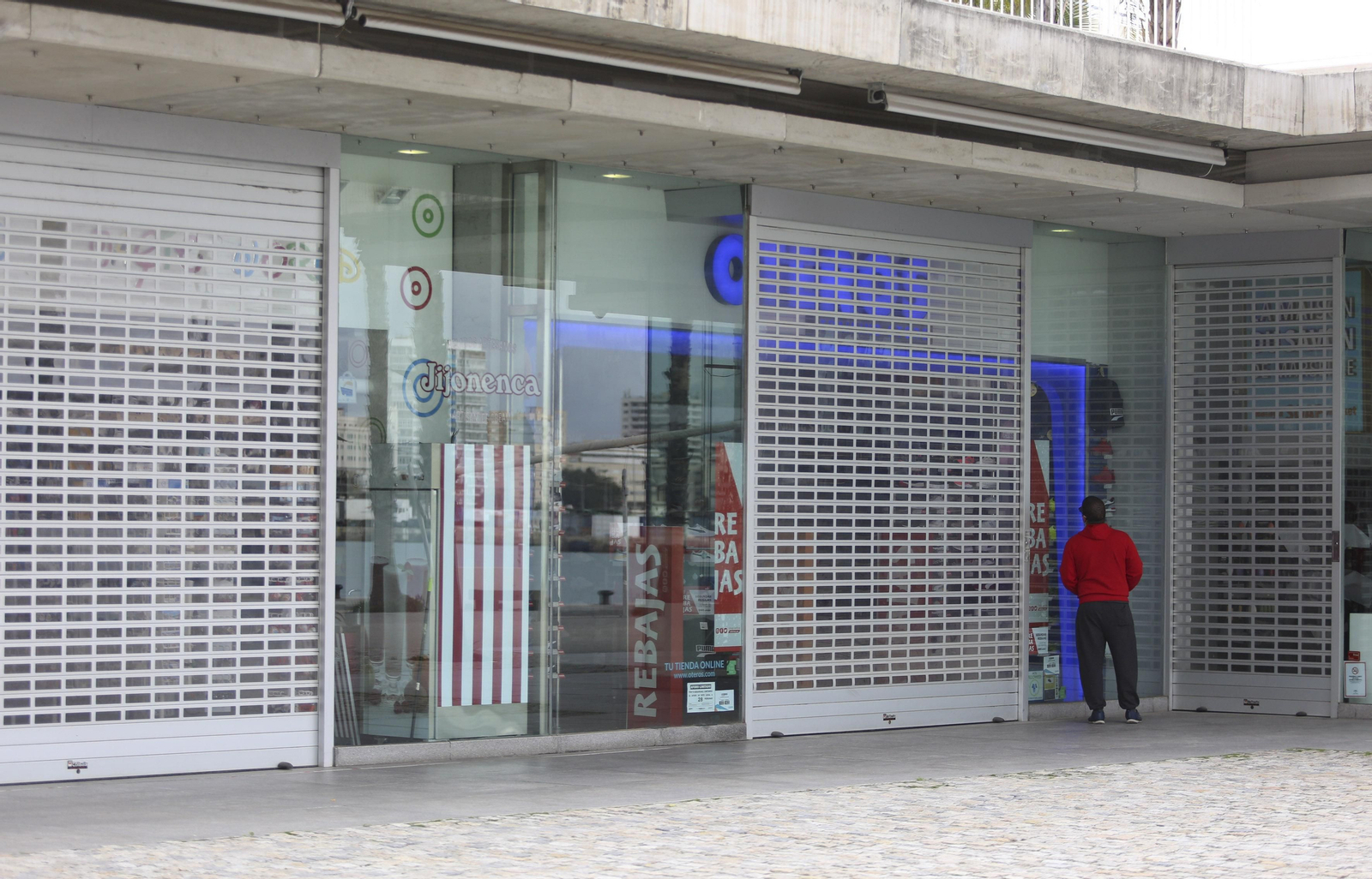 El Muelle Uno tras la primera semana de cierre de comercio y hostelería en Málaga capital