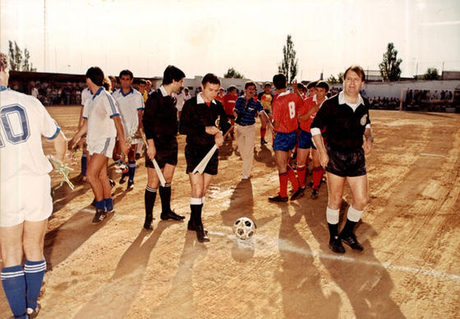 Rafael Márquez Campos, de juez de línea con Salinas y Alcaide Crespín.