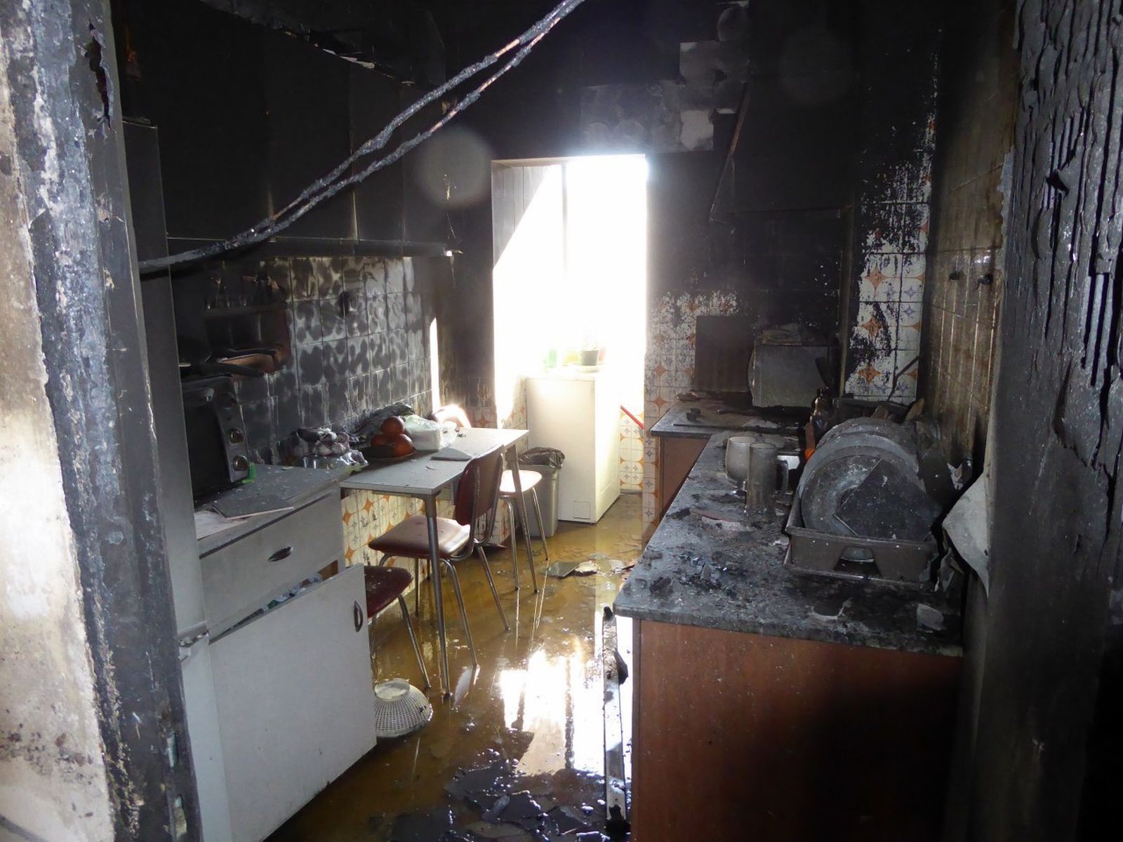 Las imágenes del incendio de un piso en la avenida de Arcos