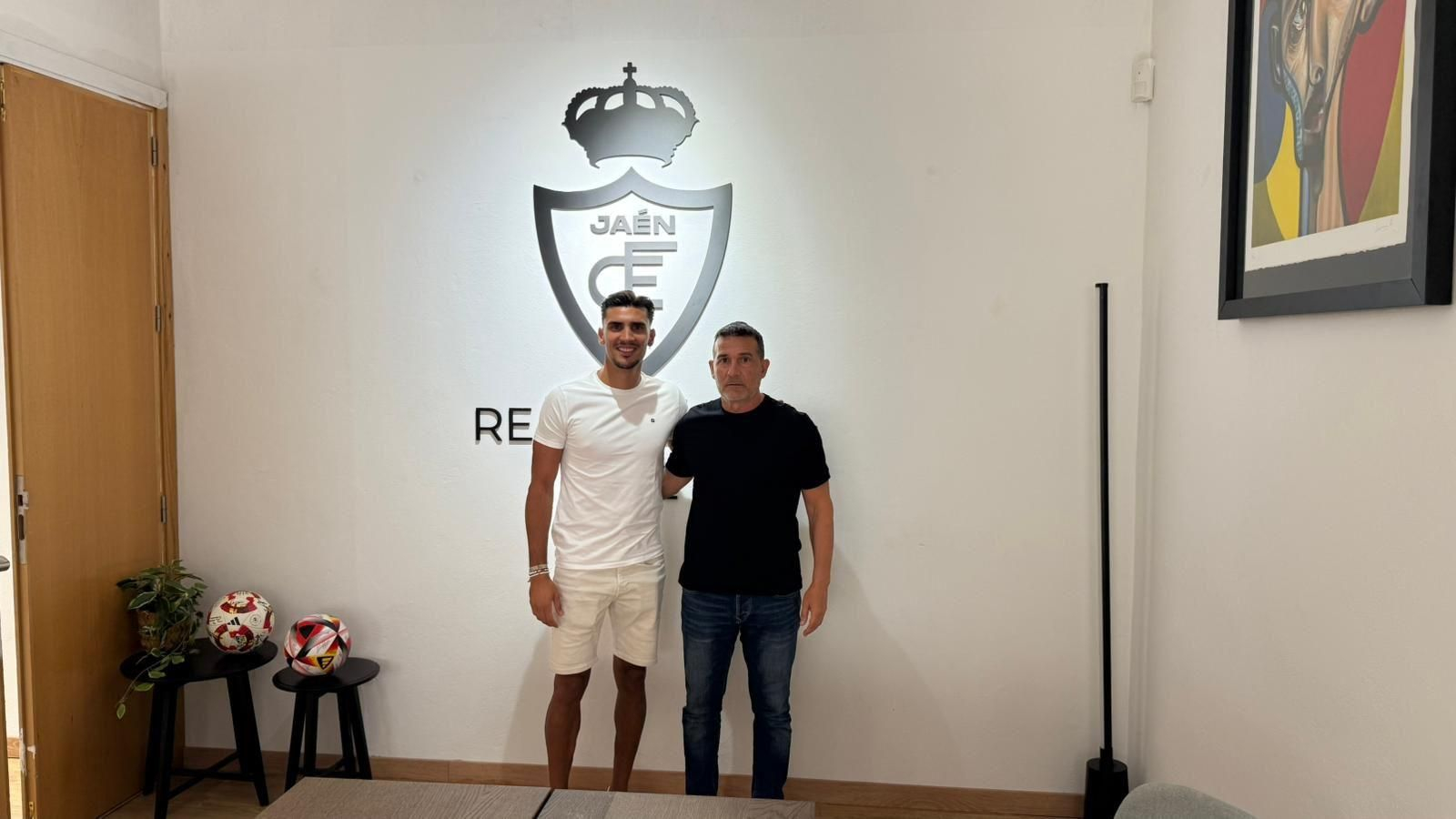 Álex Pavón, junto al director deportivo blanco, Manuel Chumilla.