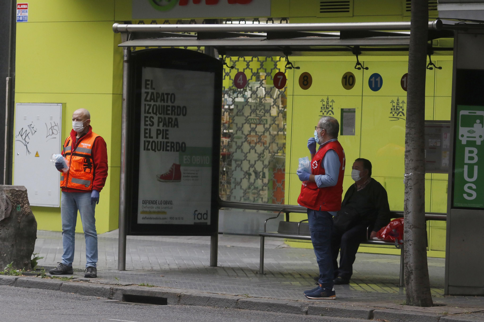 Las fotos del reparto masivo de mascarillas y la vuelta al trabajo en algunos sectores en Córdoba