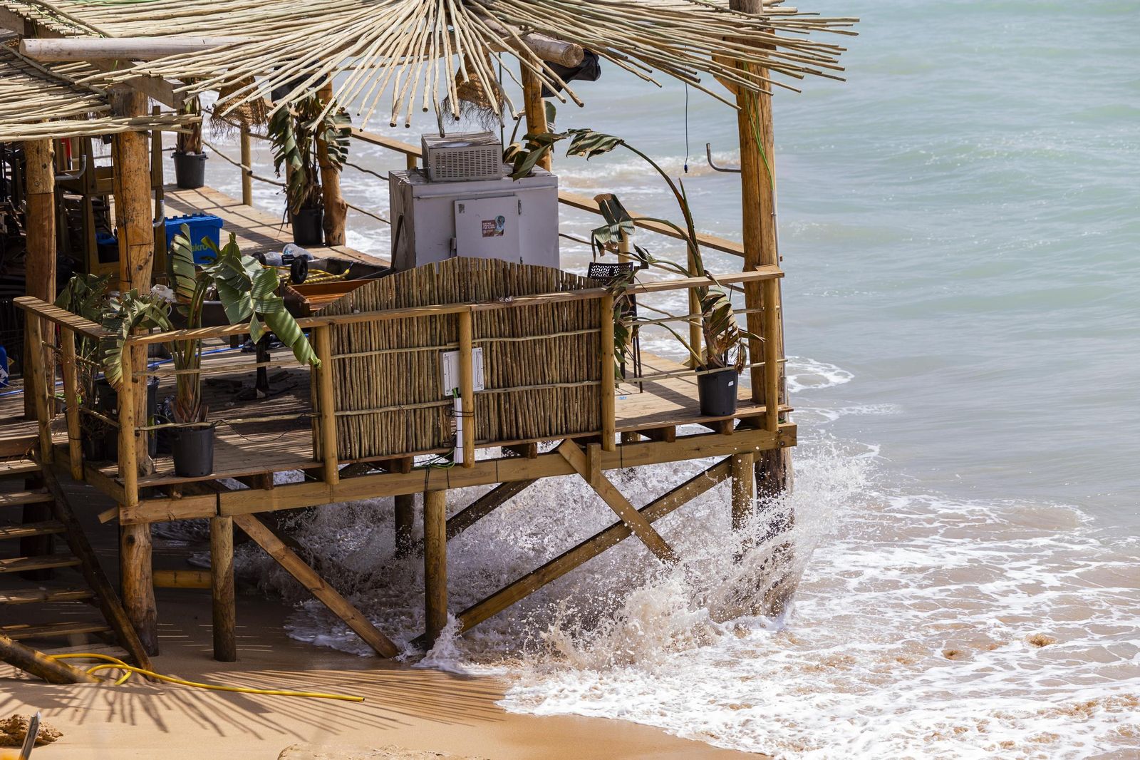Las imágenes de la playa de los Caños tras el fuerte oleaje