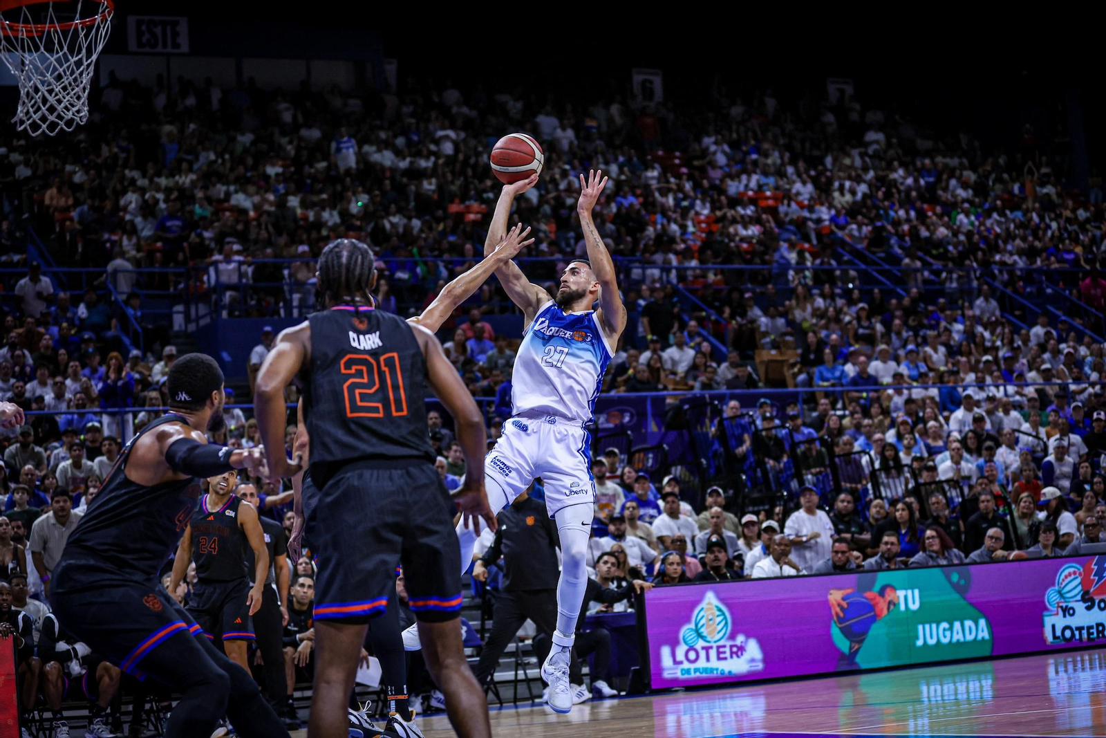 Show de Chris Duarte: 33 puntos y su equipo, a una victoria de la final