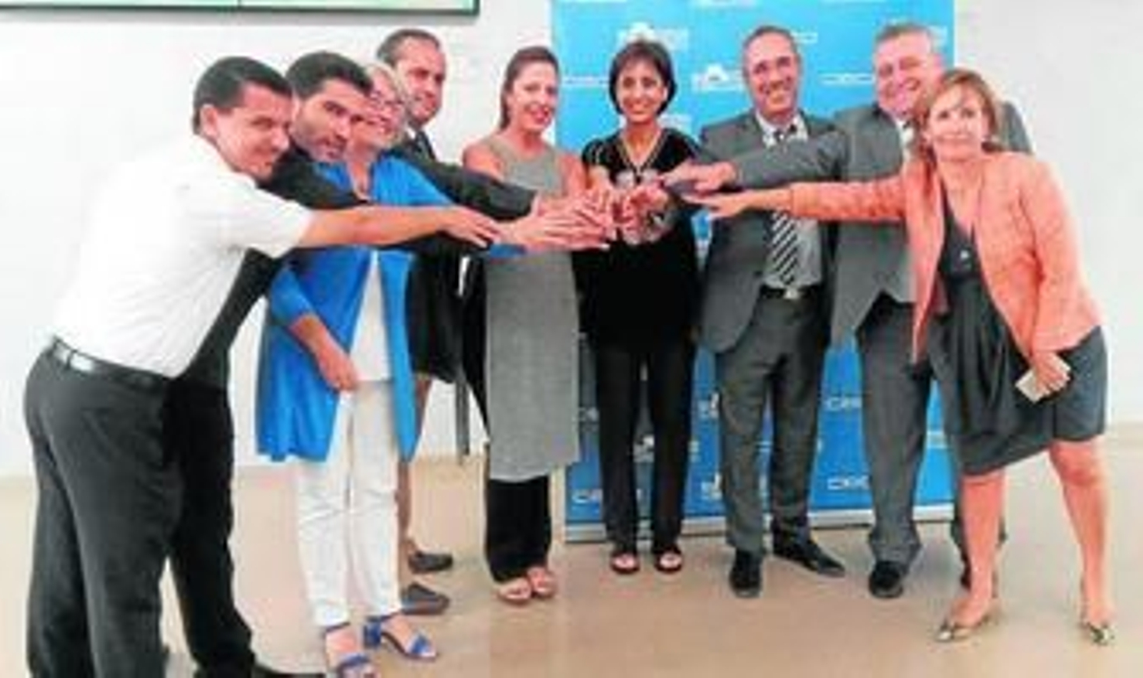 Los miembros de las organizaciones, durante la firma del convenio.