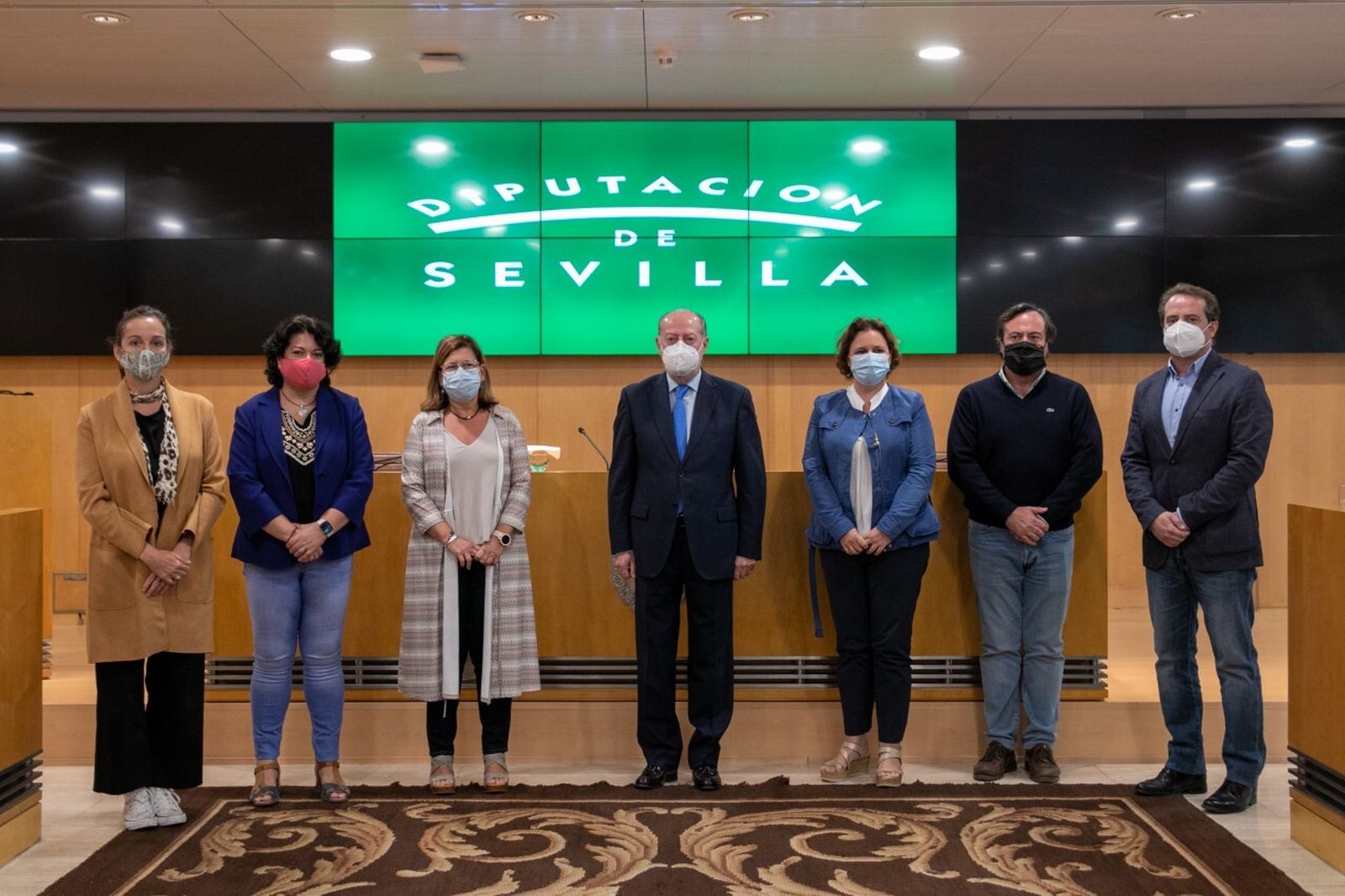 Villalobos con la diputada de Hacienda a su izquierda y los portavces de Adelante, PP, Cs, Vox y PSOE, tras la entrega del borrador de las cuentas para 2021.