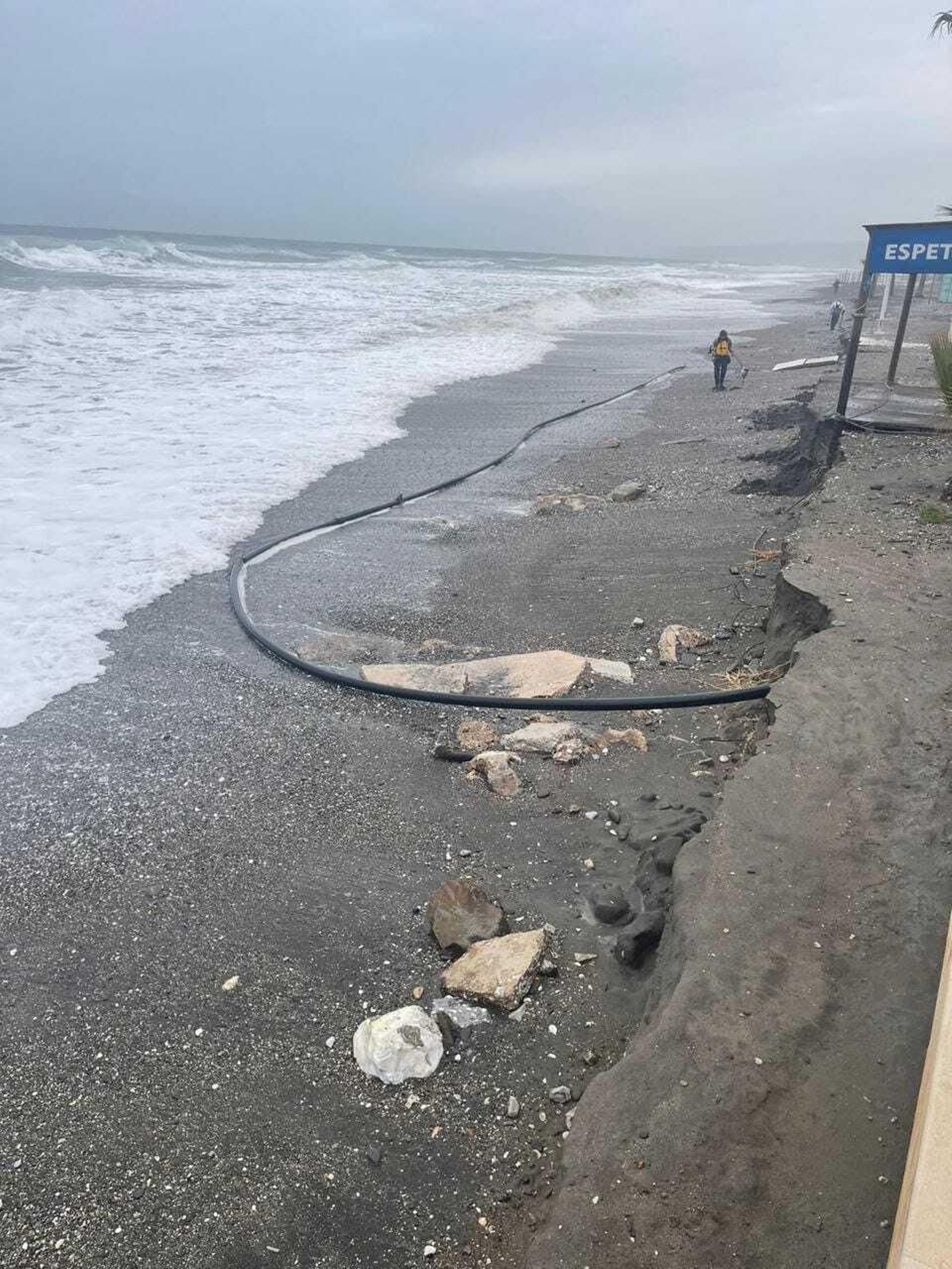 Los destrozos del temporal en las playas de la Axarquía, en fotos