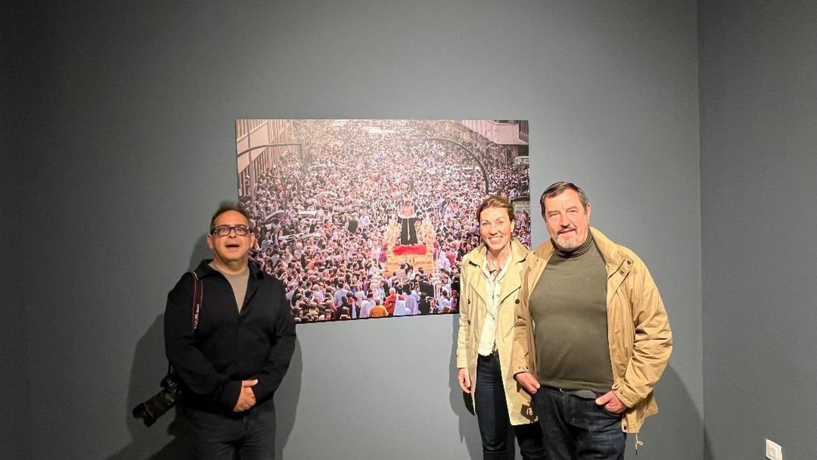 El  fotoperiodista Julio González con Tania Barcelona y Eulogio García.