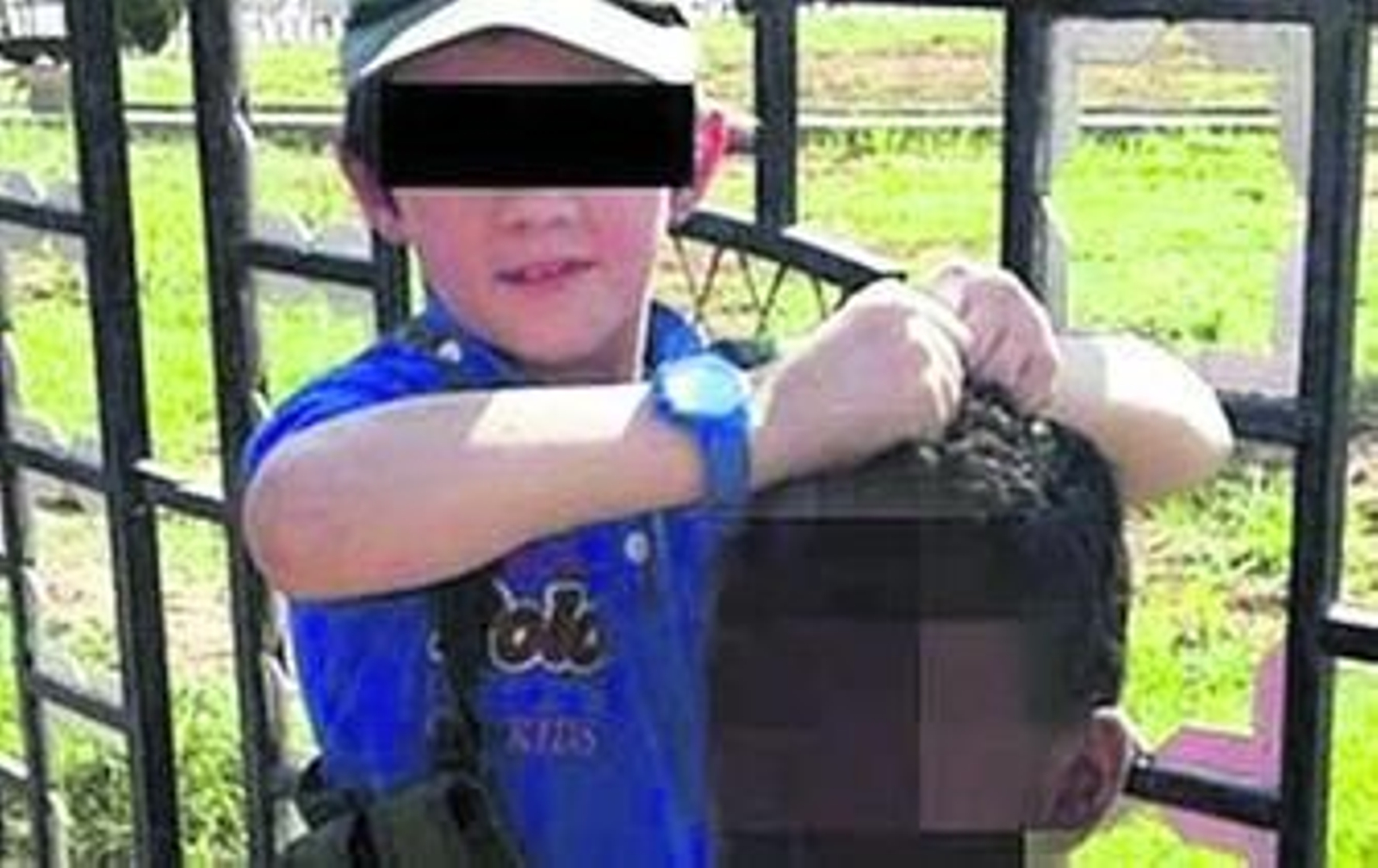 El niño con la cabeza del soldado decapitado.