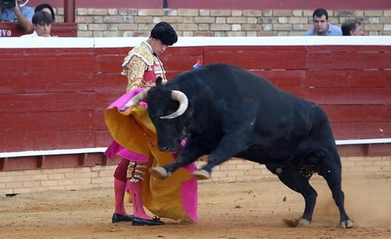 Las imágenes de la primera corrida del abono de las Colombinas

Foto: Espinola