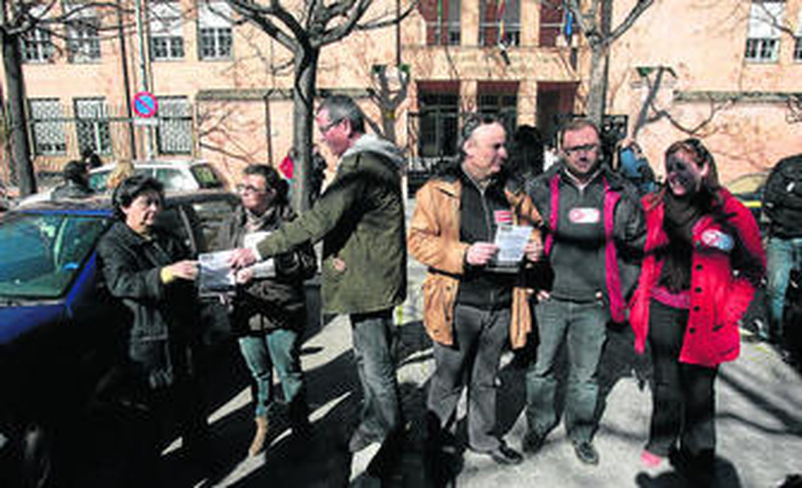 Varios sindicalistas reparten folletos explicativos a los opositores que se concentraron ayer ante la sede de la delegación de Educación.