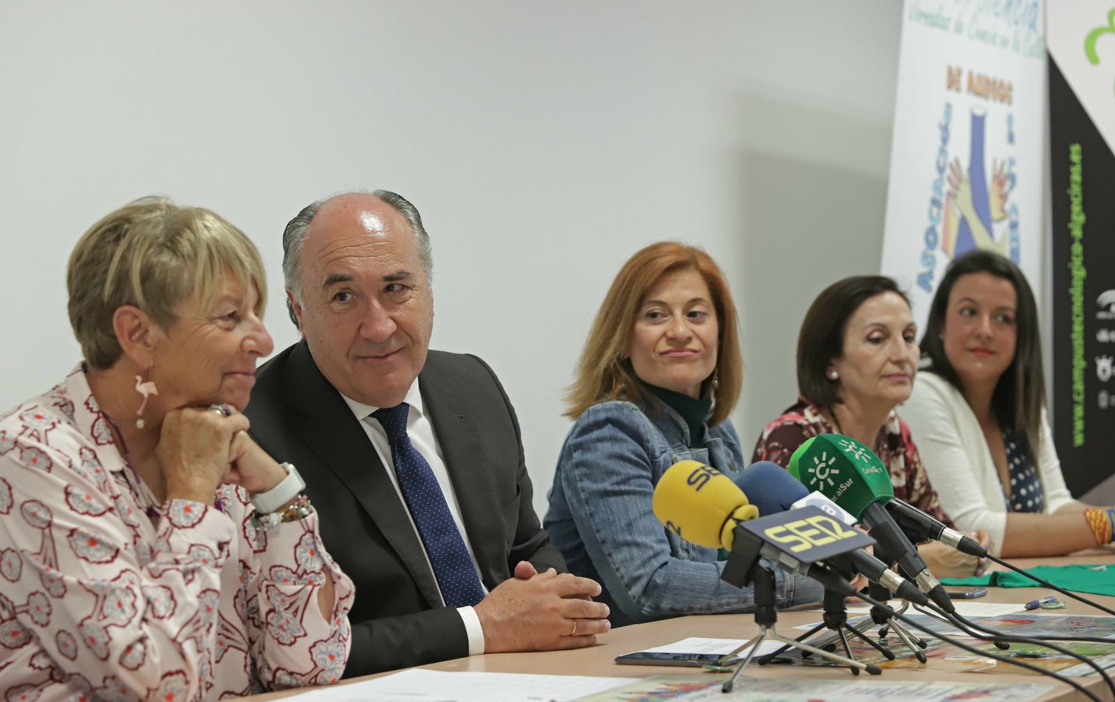 Ana Villaescusa (primera por la izquierda) presenta Diverciencia 2019 junto a José Ignacio Lanadluce y otras autoridades.