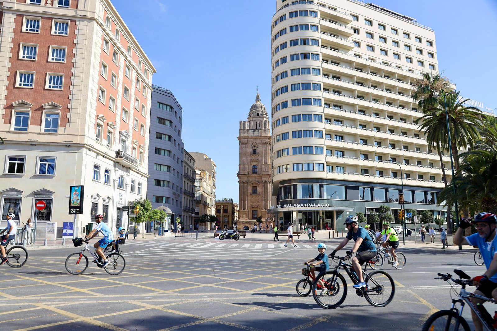 Cientos de ciclistas toman Málaga en el Día de la Bici, en imágenes