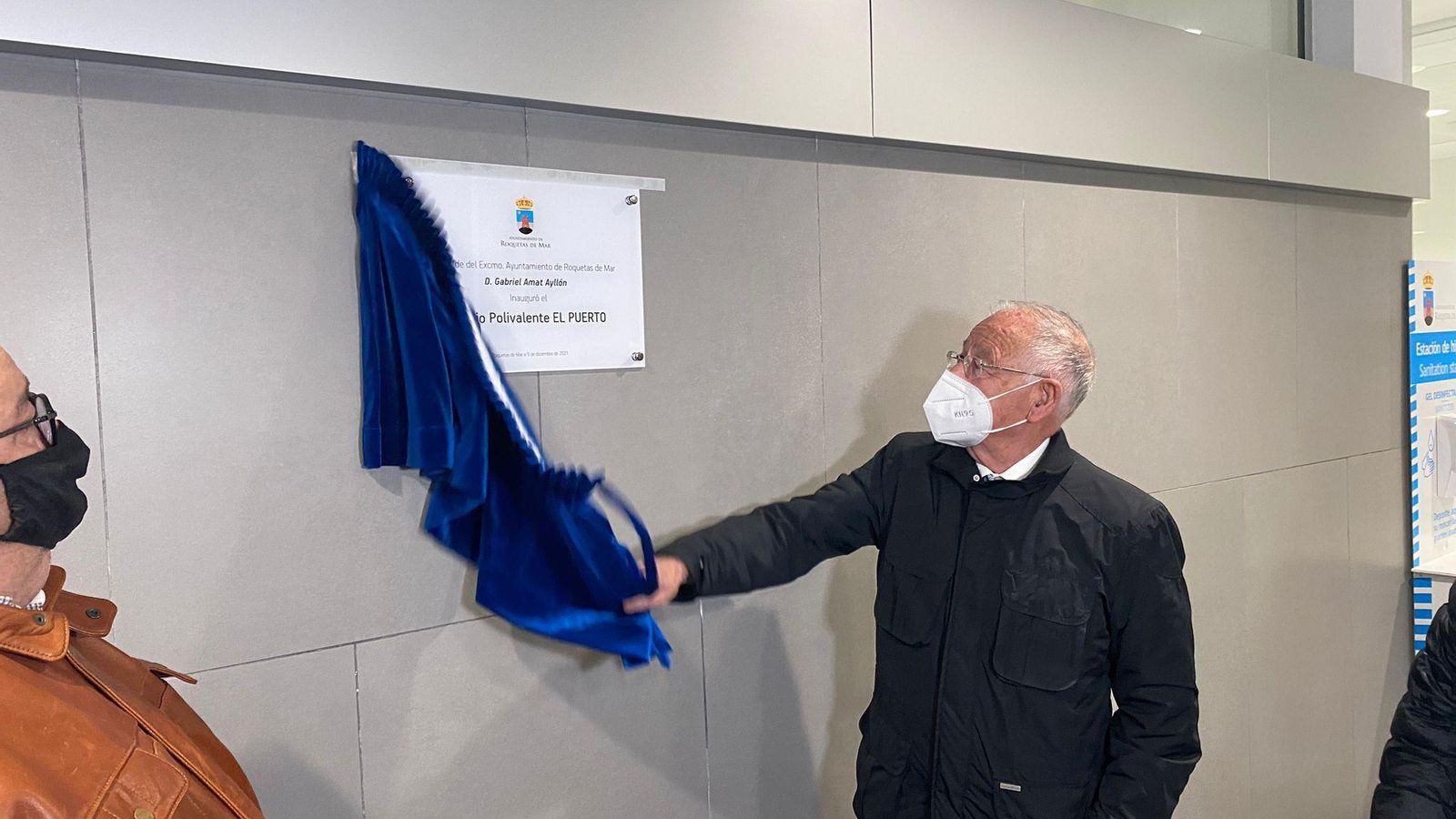 Gabriel Amat descubre la placa conmemorativa.