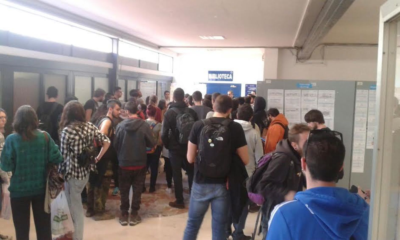 Encierro de los universitarios en la Biblioteca de Ciencias.