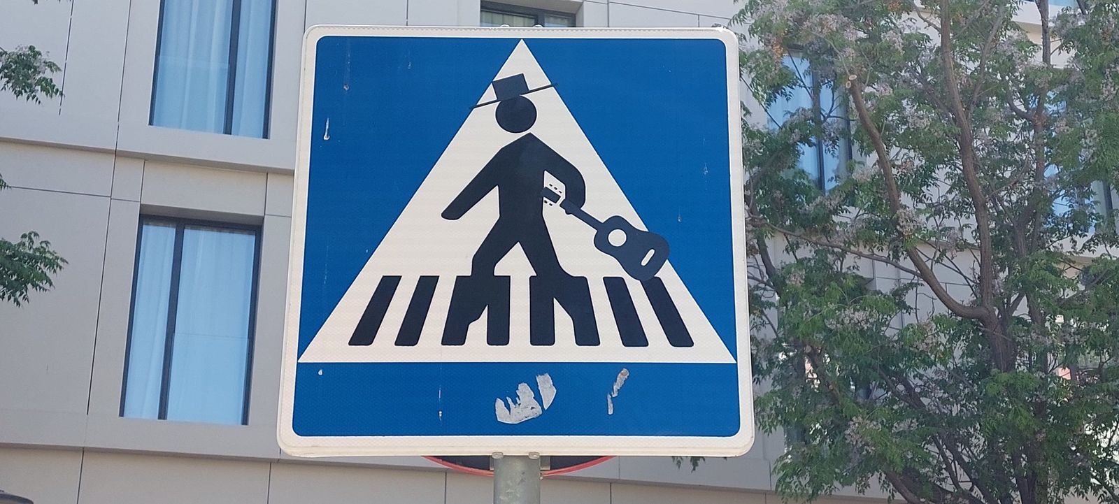 La señal de tráfico adornada con símbolos feriantes.