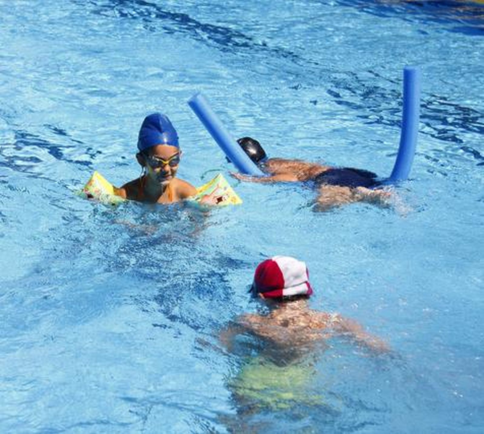Los niños disfrutan de la piscina del nuevo centro. 

Foto: Belén Vargas