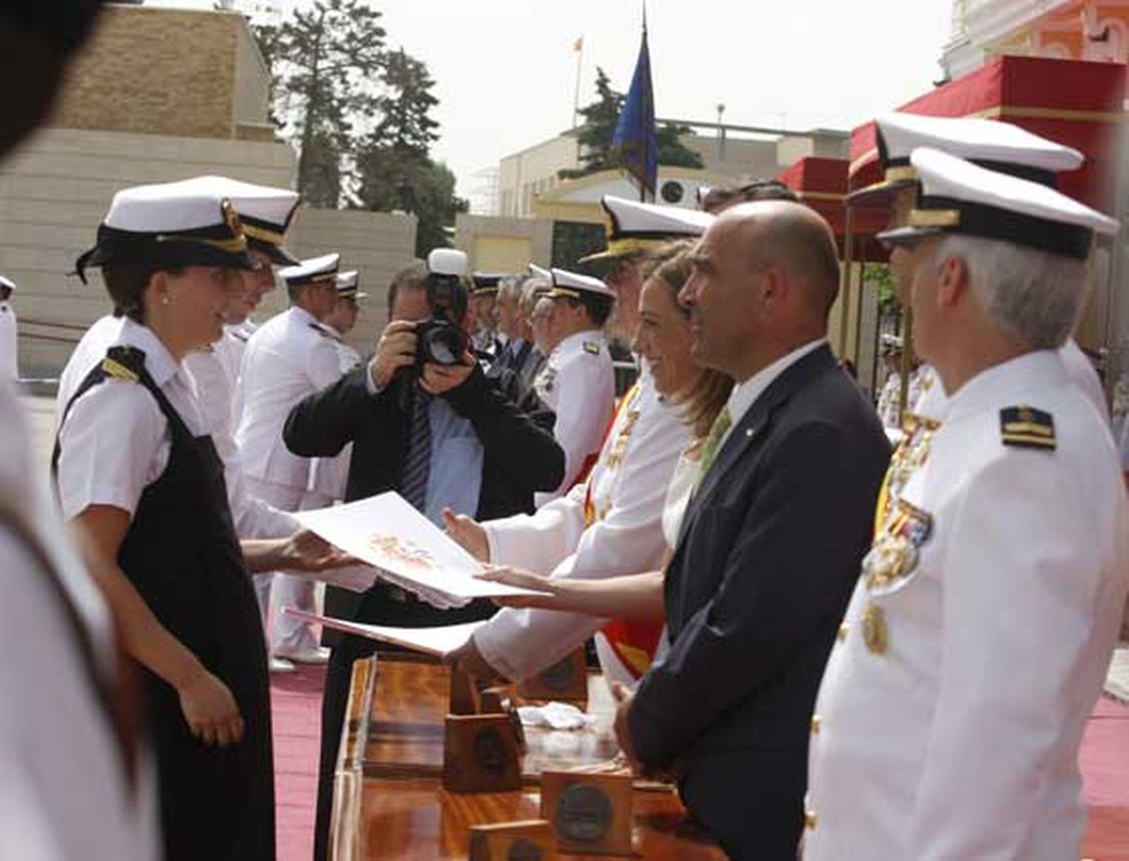 María Teresa Piñero, número uno del Cuerpo de Infantería de Marina, recibe la entrega de manos de la ministra de Defensa, Carme Chacón, junto al alcalde, Manuel María de Bernardo.

Foto: Nuria Reina
